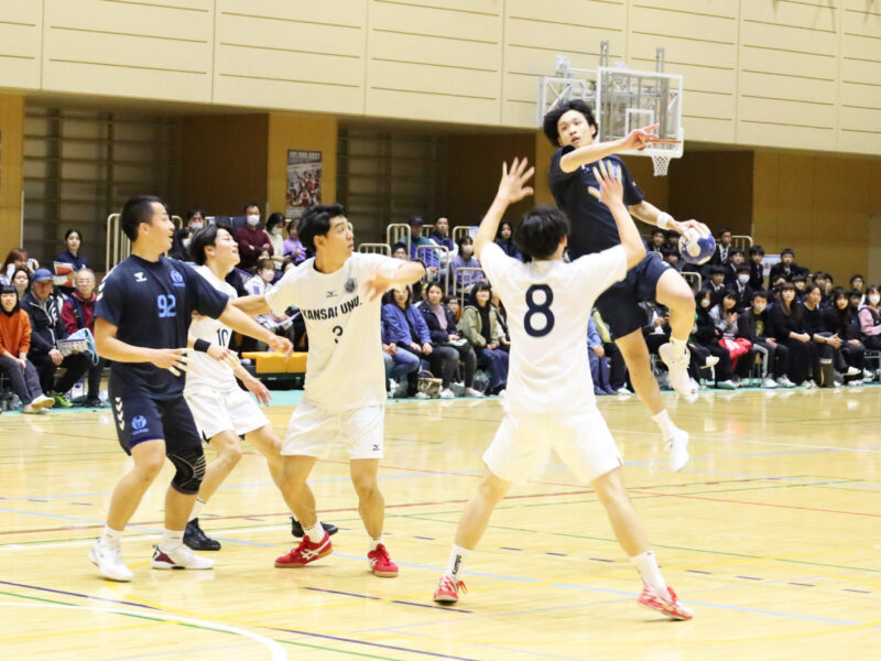 4年生部員を中心に熱戦を繰り広げた