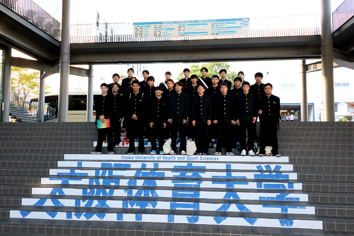 最後に中央棟前広場で集合写真を撮影