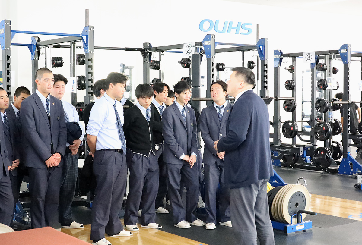 ウエイトトレーニングマシンが並ぶ「S＆Cルーム」を見学