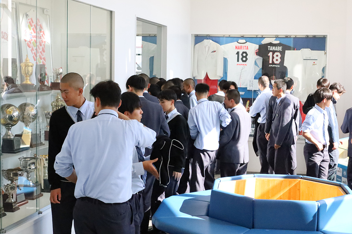 東京オリンピック・パラリンピックに出場した本学関係者などの紹介コーナーや本学OBのプロ選手のユニホームやトロフィーなどが並ぶ展示スペースを見学