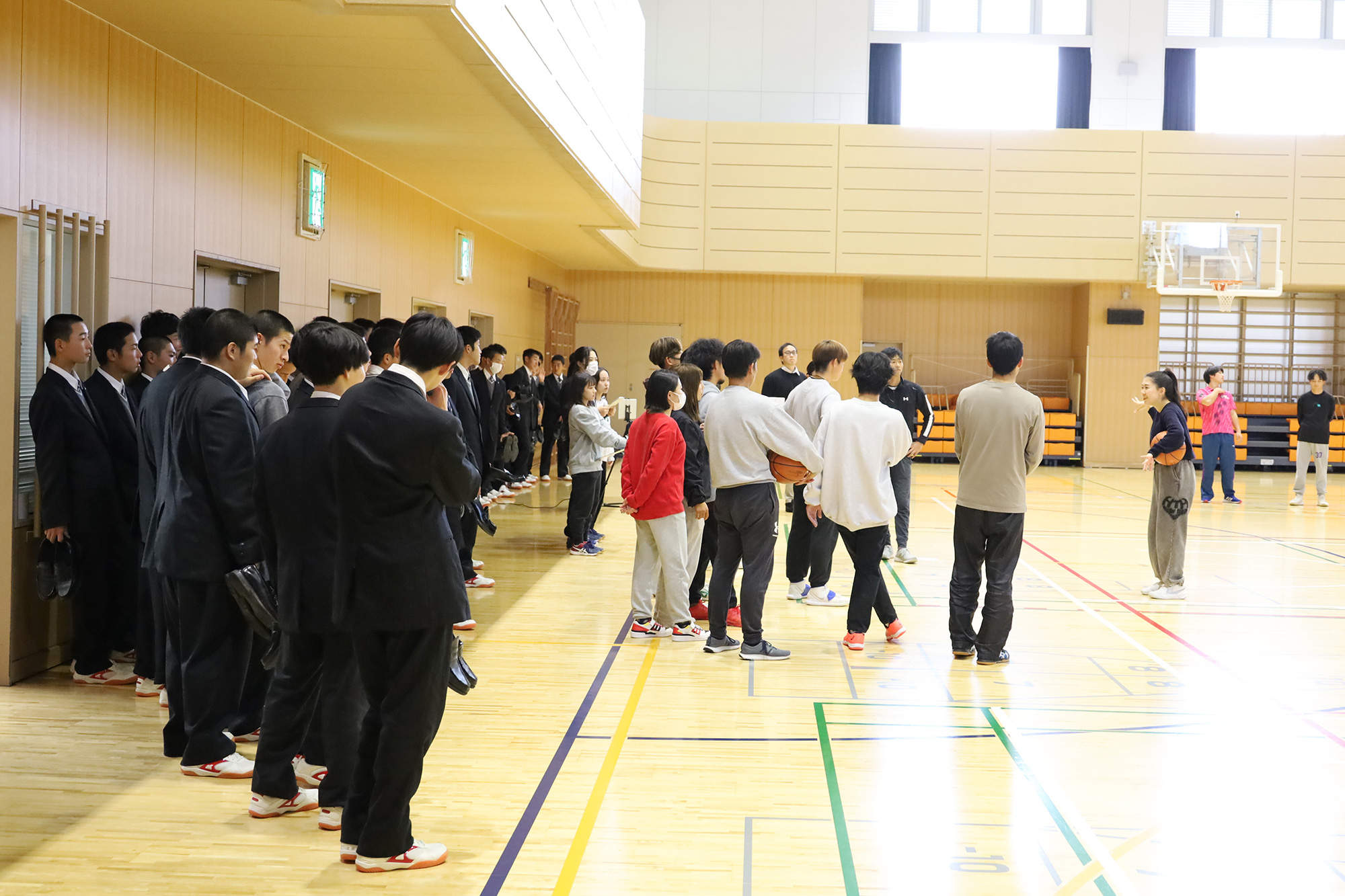 浜上准教授の体験授業の中で学生が模擬授業をする様子を見学