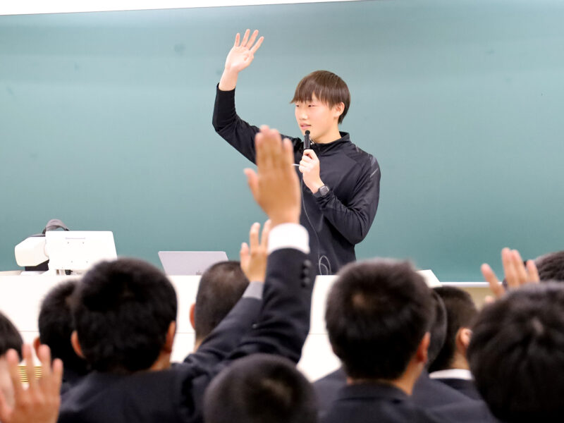野尻翔さん(体育学部2年、サッカー部所属)が大学生活やクラブ活動について報告 野尻翔さん(体育学部2年、サッカー部所属)が大学生活やクラブ活動について報告
