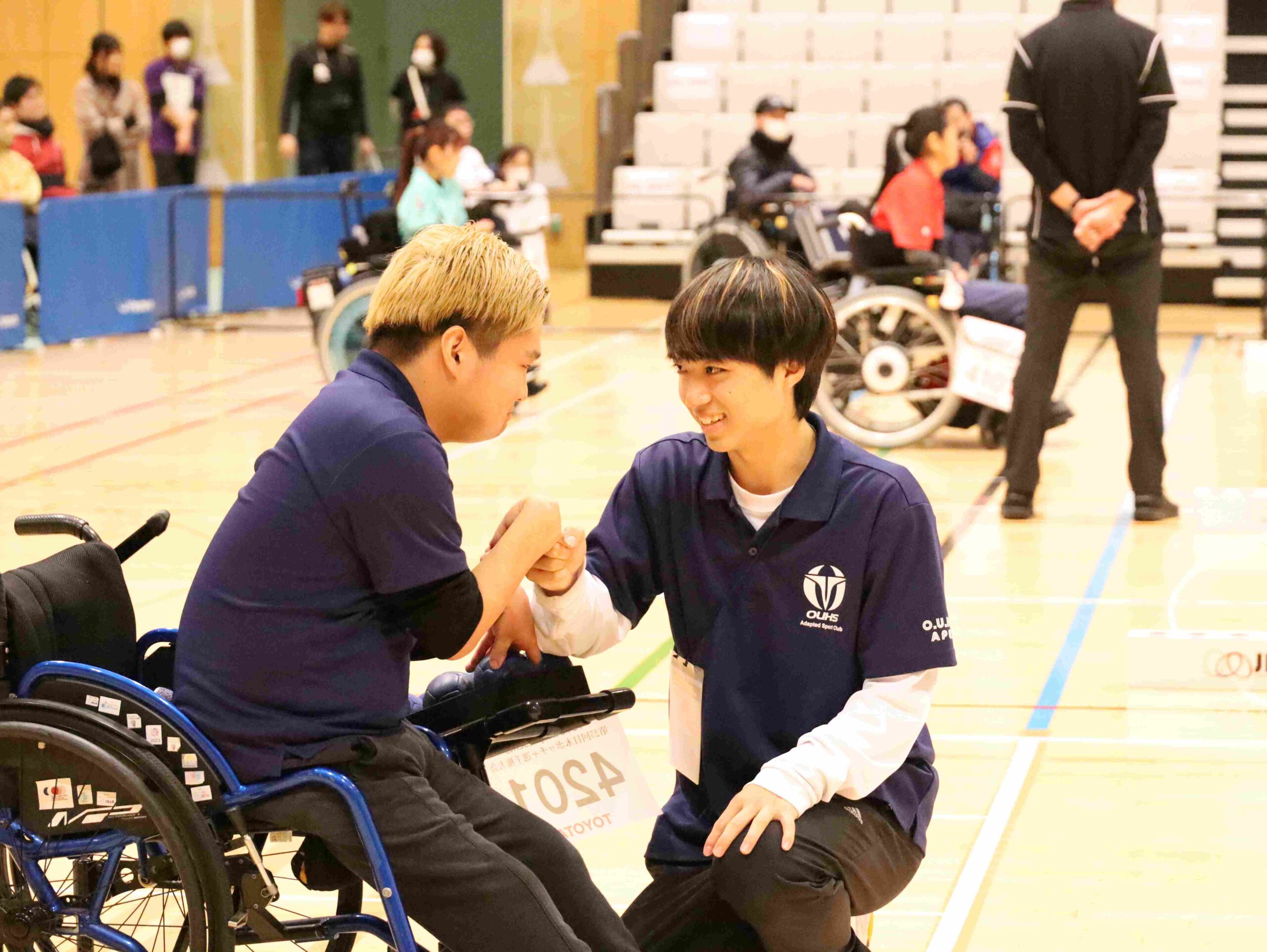 試合中、エンドごとにグータッチで内田選手を励ます米田陵司さん