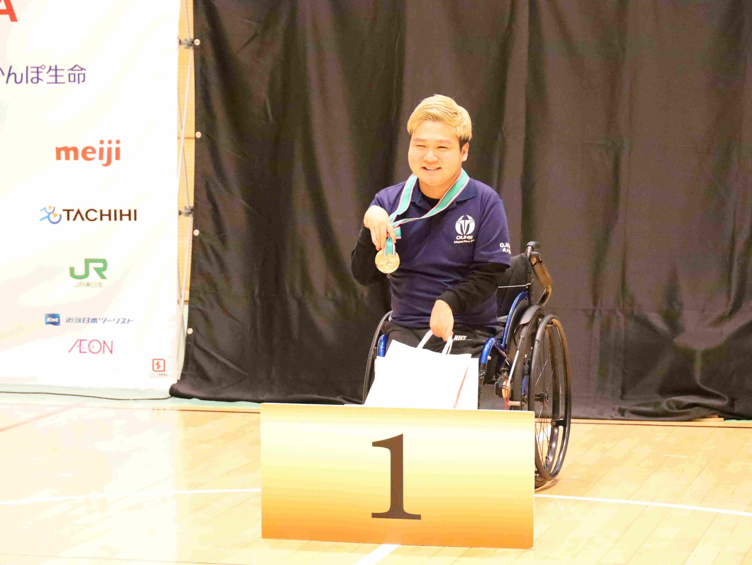 表彰式で３年連続の金メダルを受けた内田選手