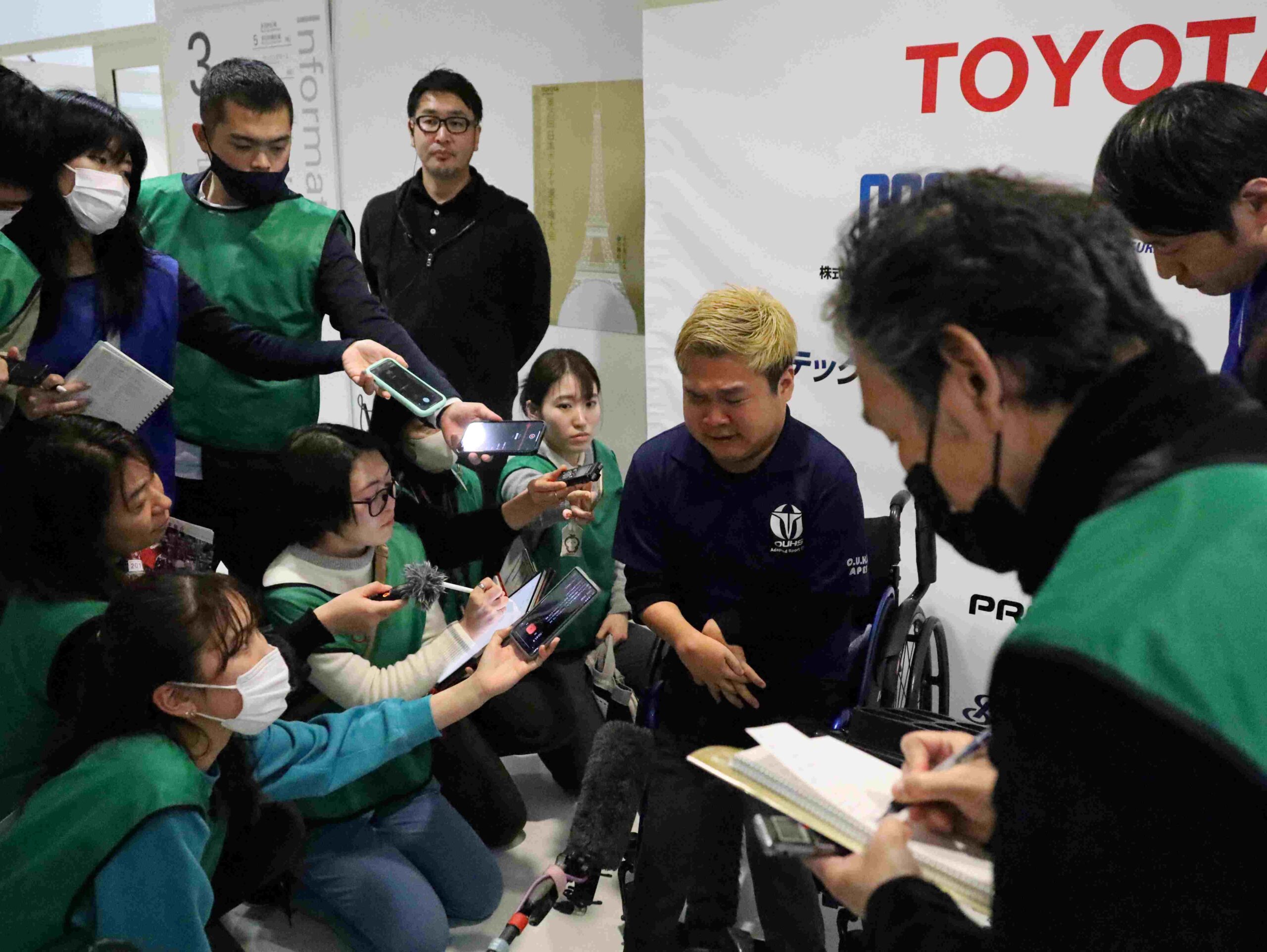 試合後の取材に涙ぐみながら答える内田選手