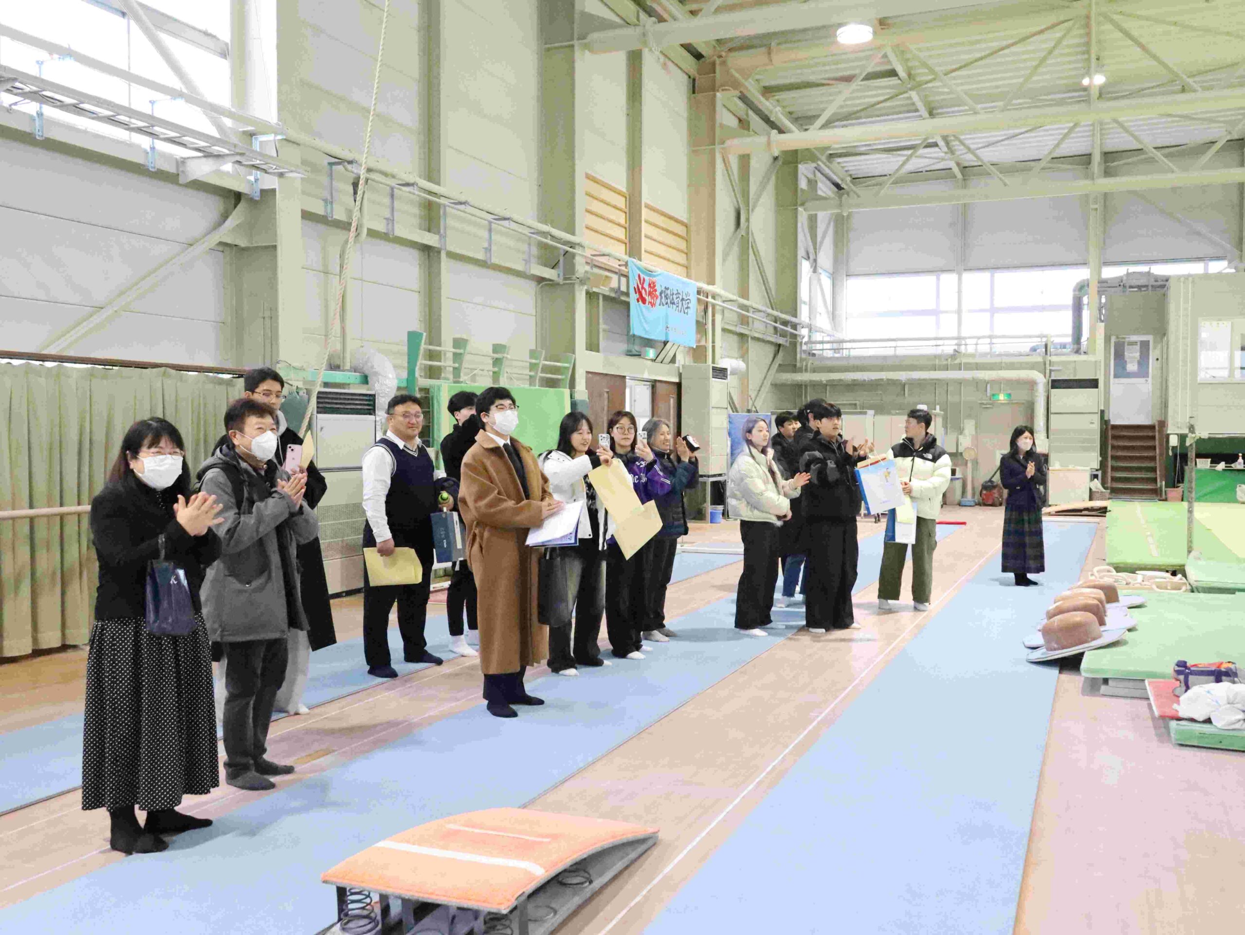 体操競技専用フロアで演技に拍手を送る