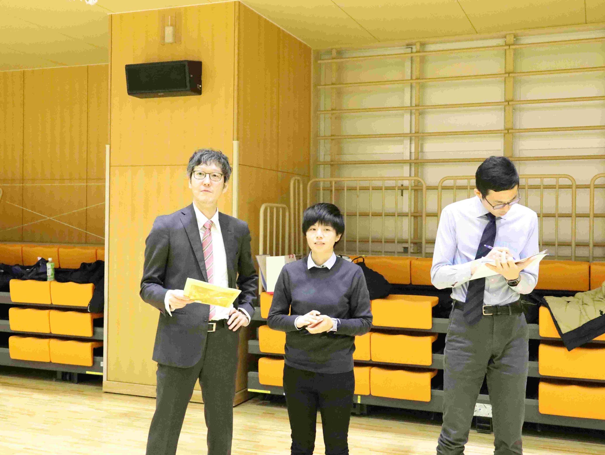 最終演習を視察する田口雅紀参事官補佐(左)らスポーツ庁職員