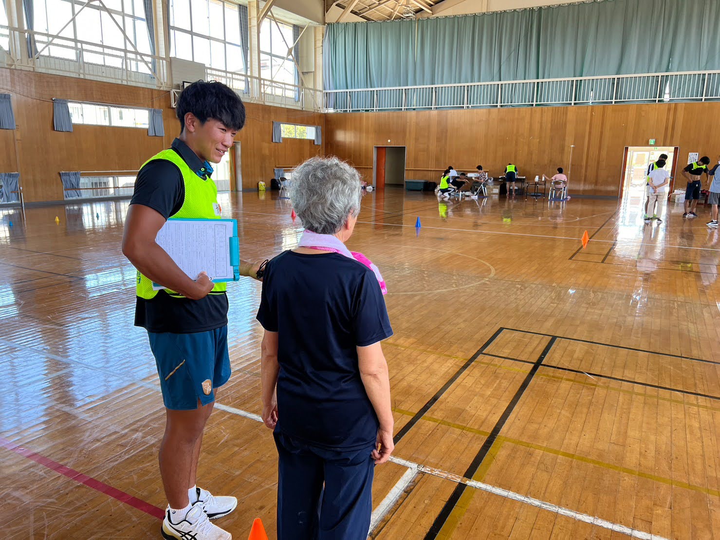 被災地の高齢者の「お元気度」をチェックする学生