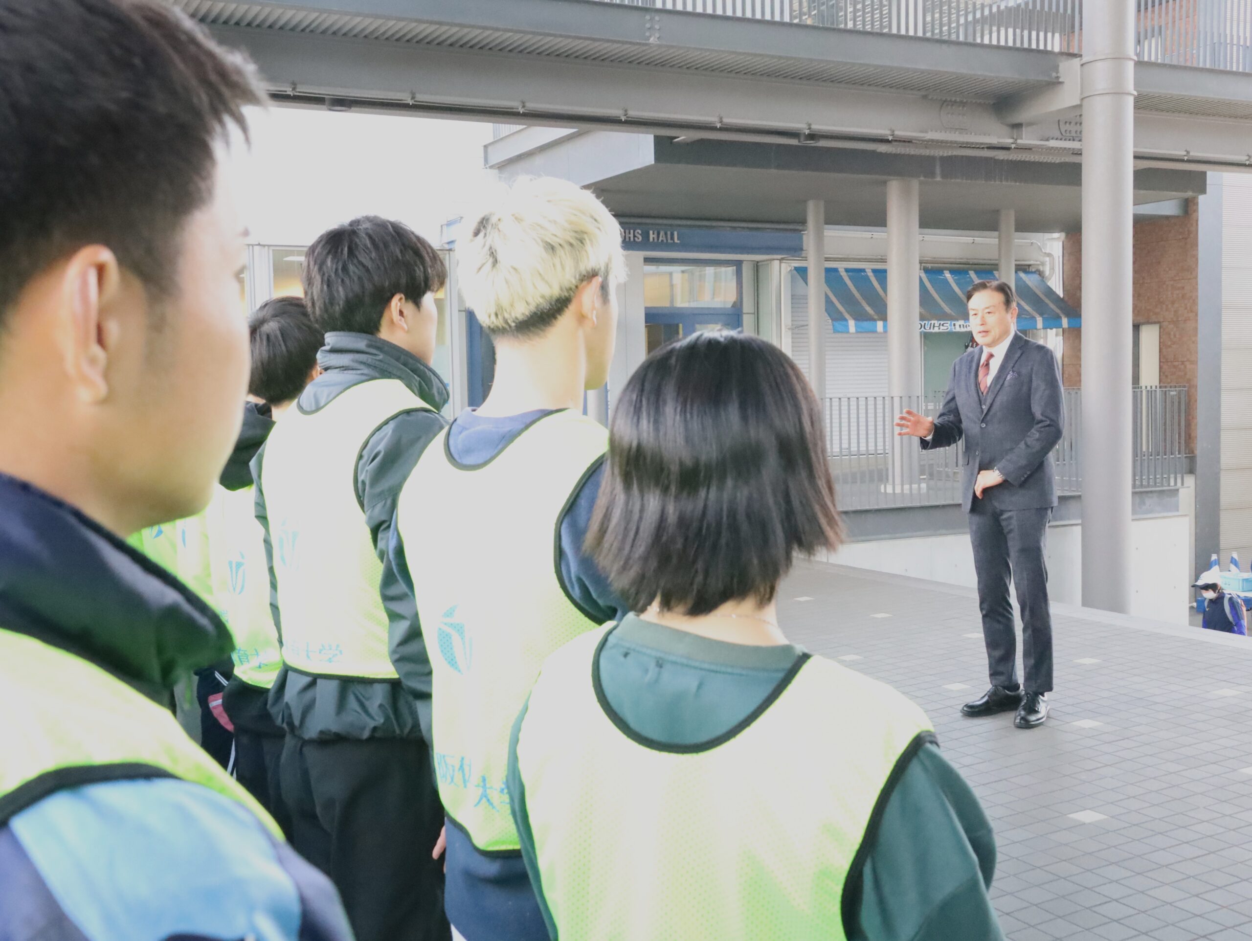 学生に「皆さんは大学の誇りです」と激励する原田宗彦学長