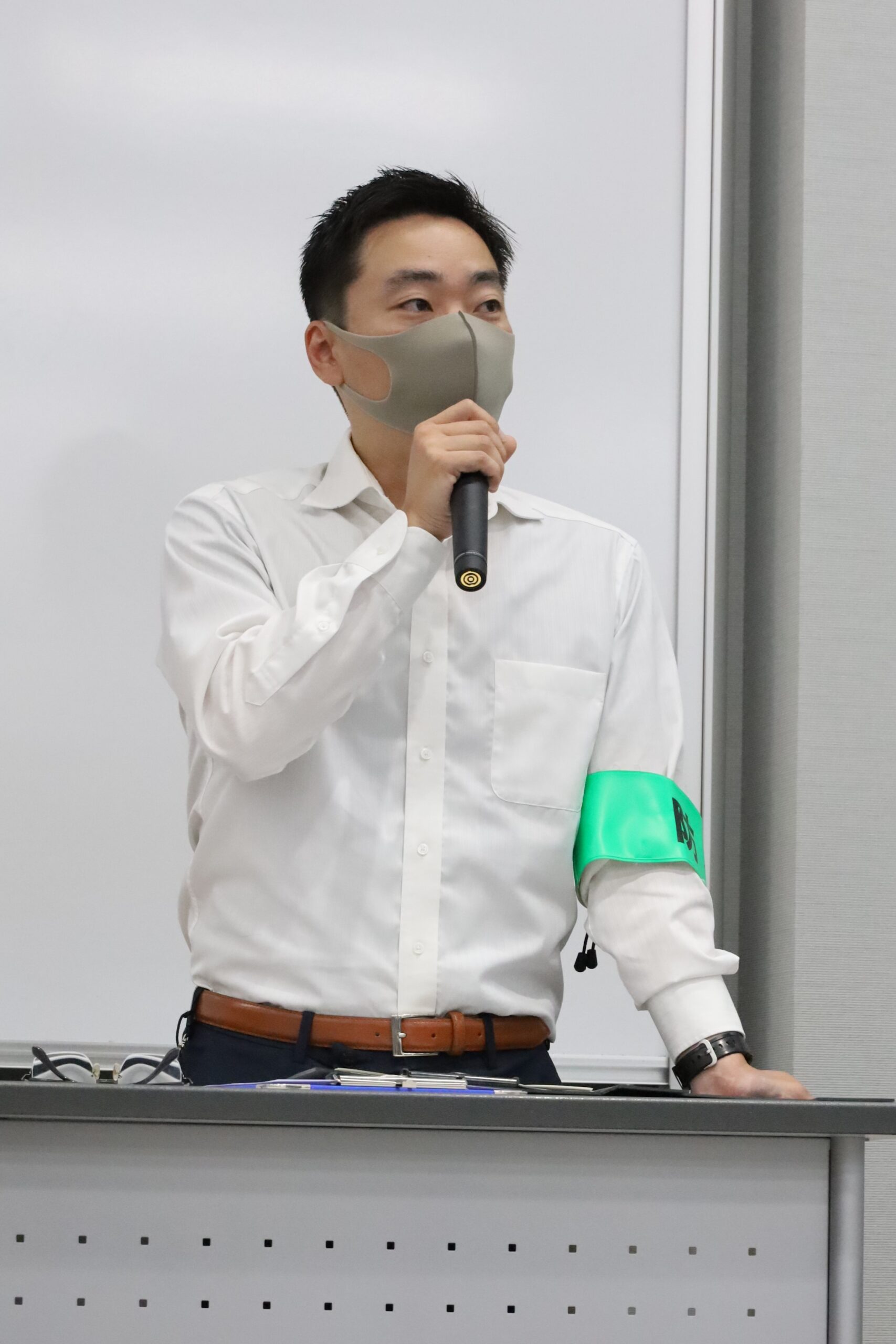 大麻の危険性について講習する泉佐野警察署生活安全課員