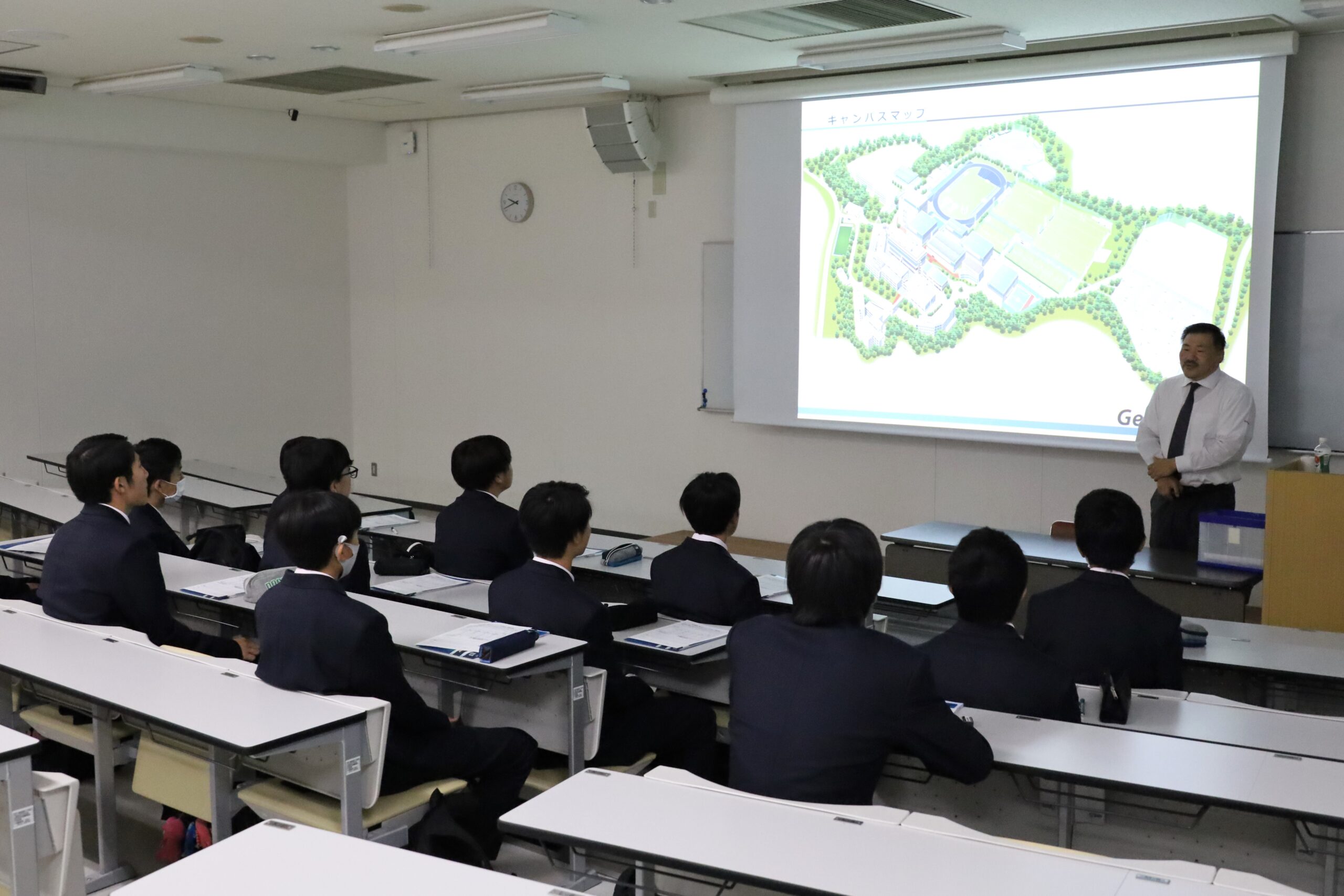 入試部のスタッフから本学の特徴、強みなどの説明を真剣に聞く生徒