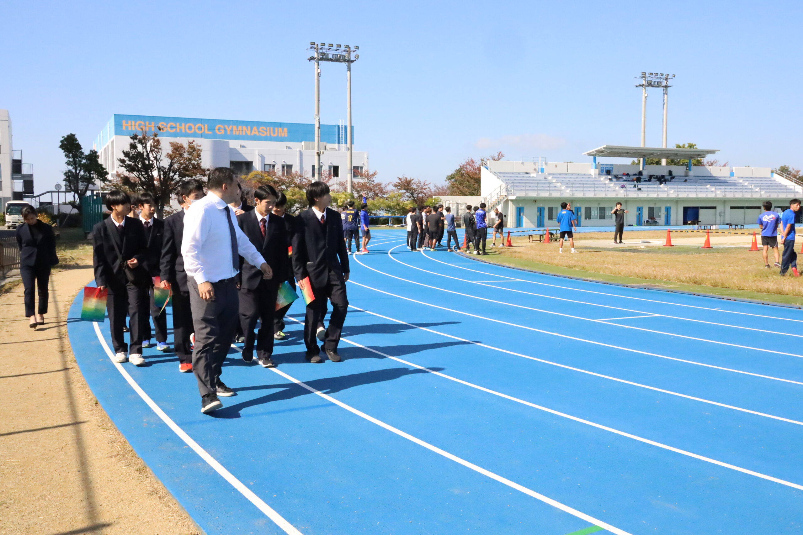 2022年に全面改修された陸上競技場を見学