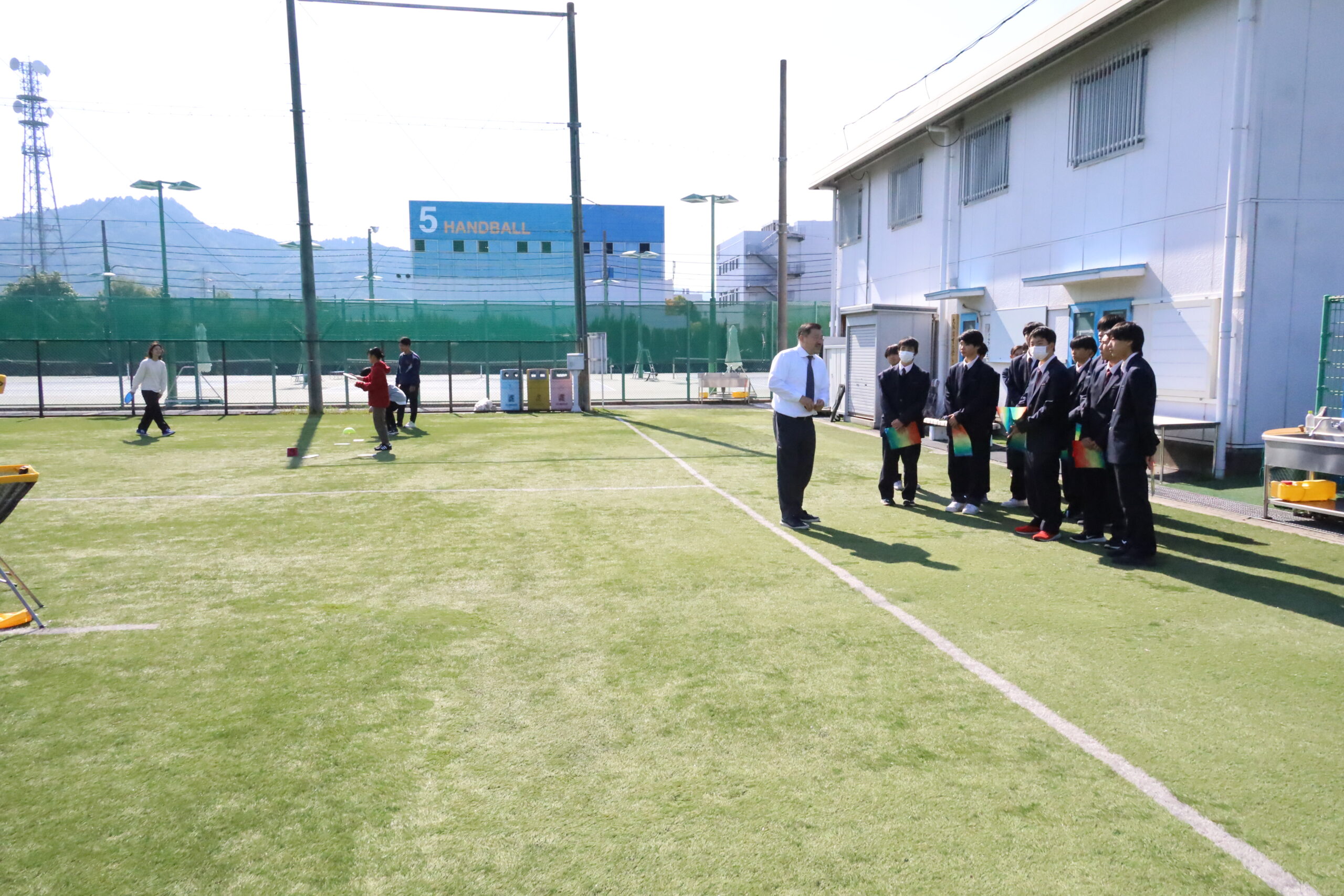 ラグビー場で人工芝の柔らかさを確認