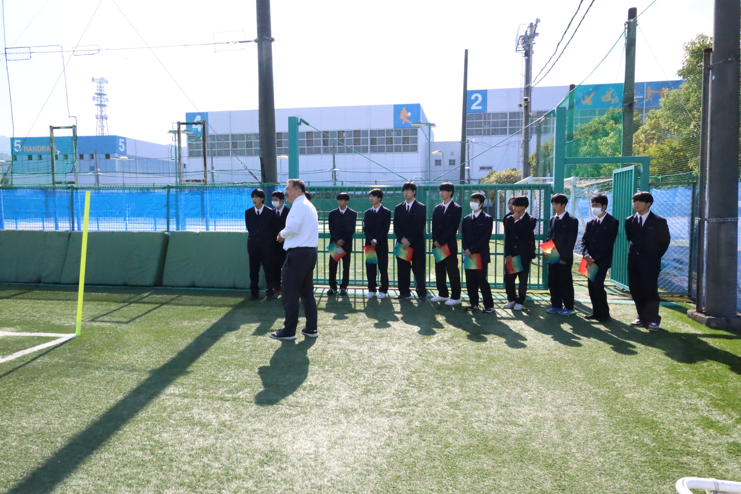 サッカー場で実技授業の模様を見学