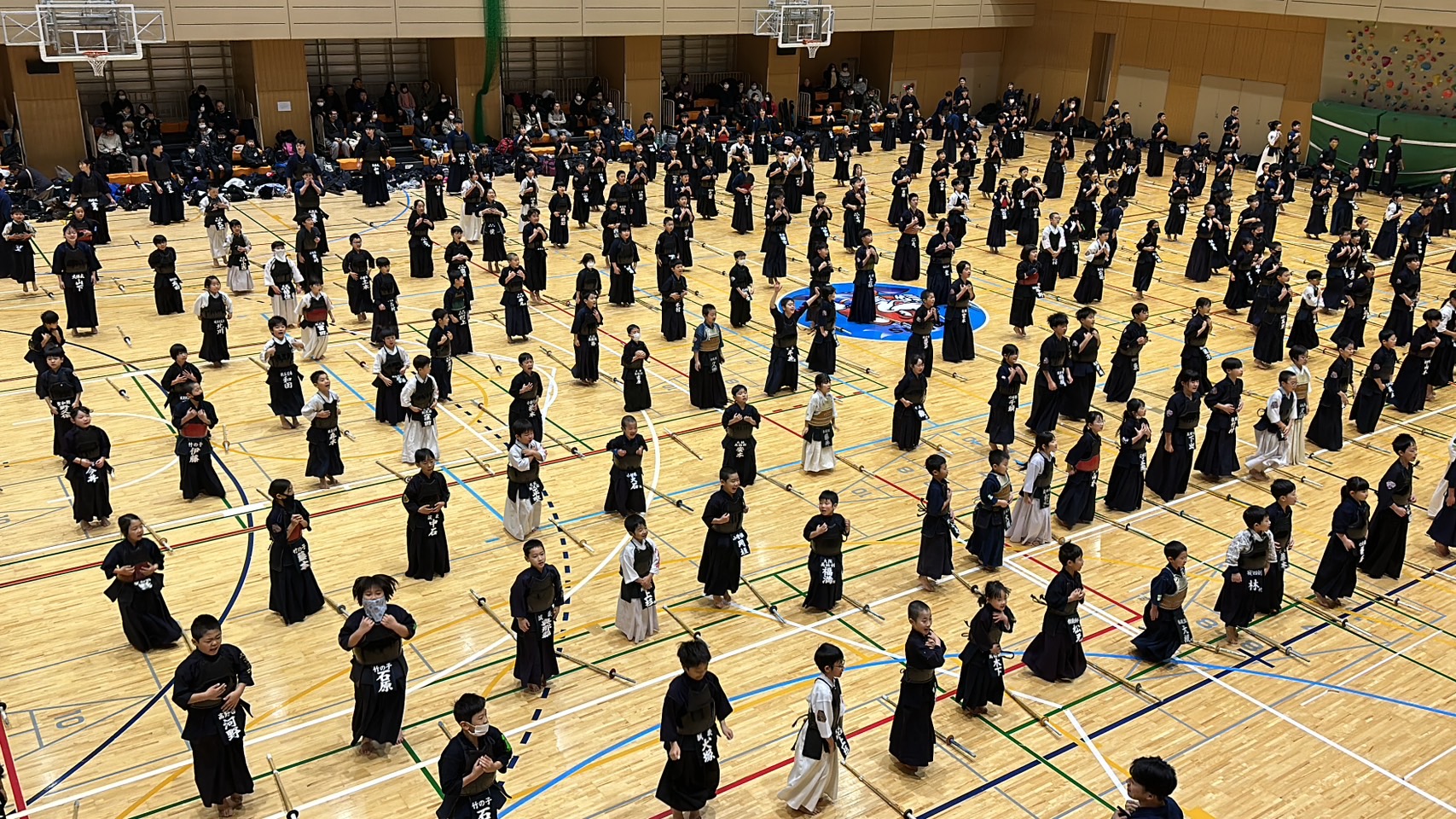 体育館いっぱいに広がり、約300人が体操をしてから稽古に臨む