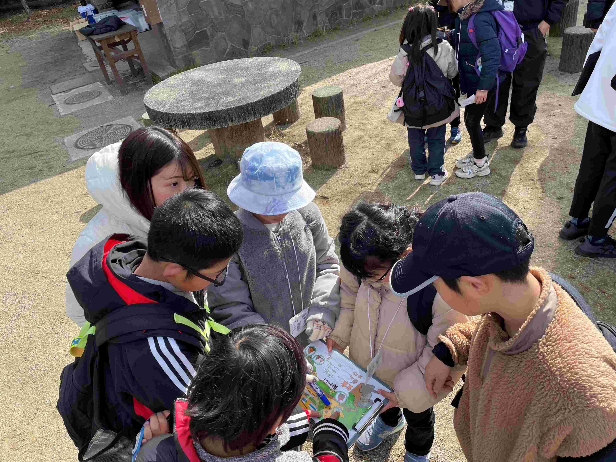 キャンプ１日目はウォークラリー。マップを見ながらみんなで相談