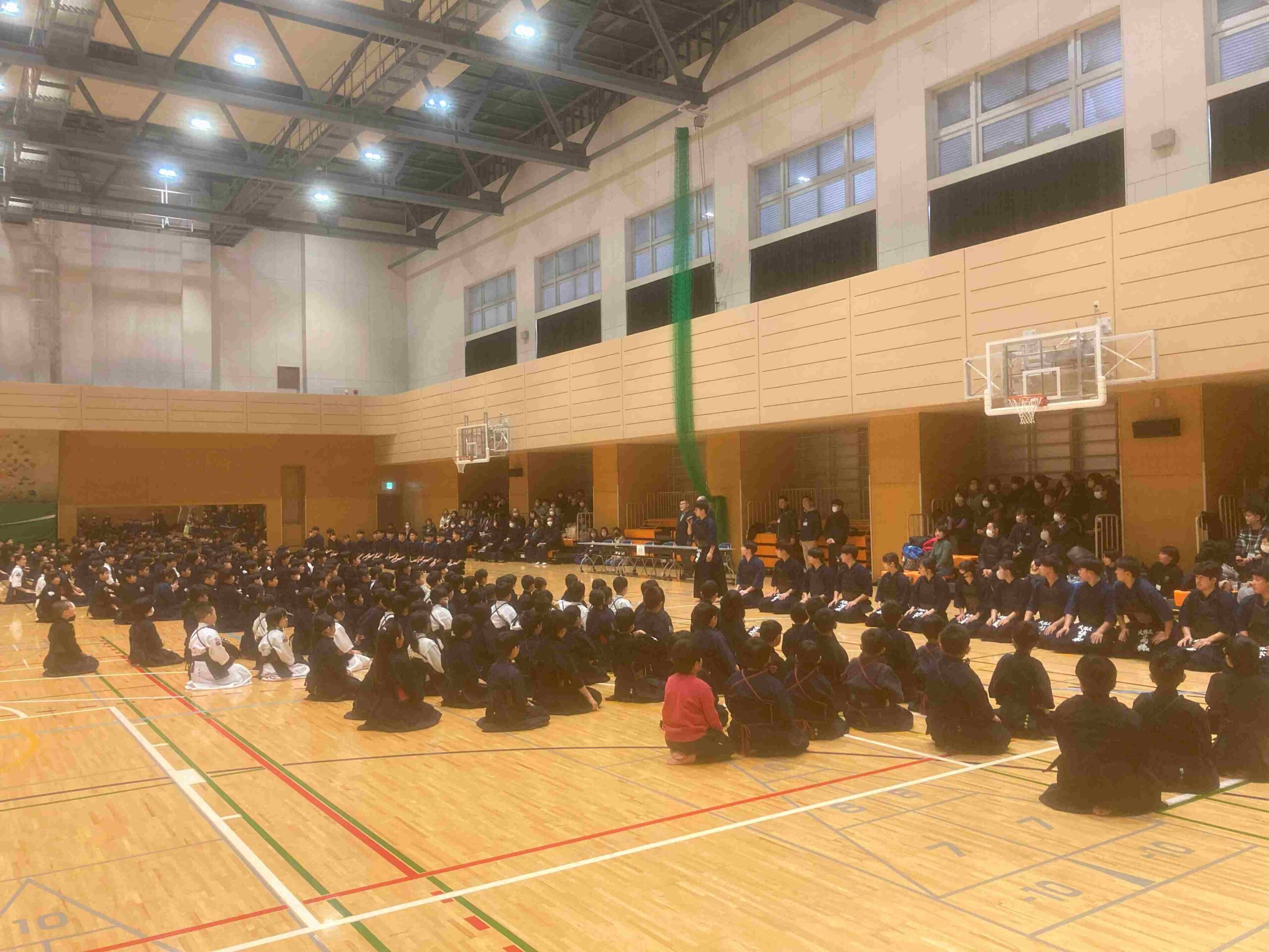 開会式で姿勢良く正座し、福井大介副主将の話を聞く少年少女剣士