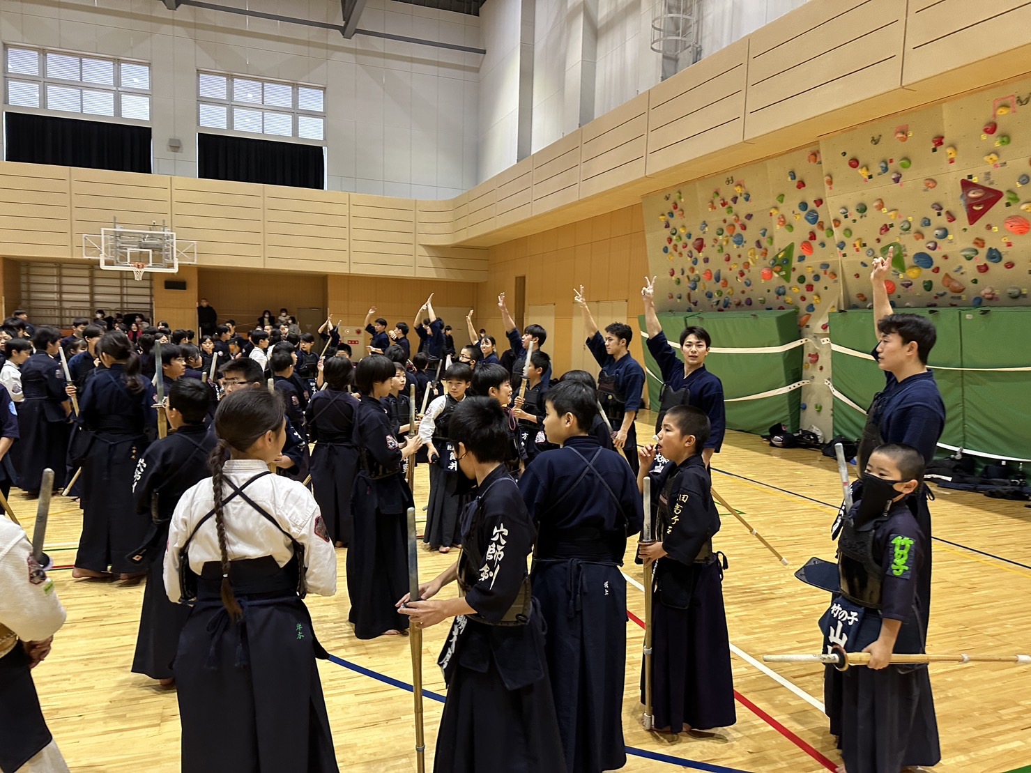 剣道部員が参加者をグループ分けし、稽古を指導する