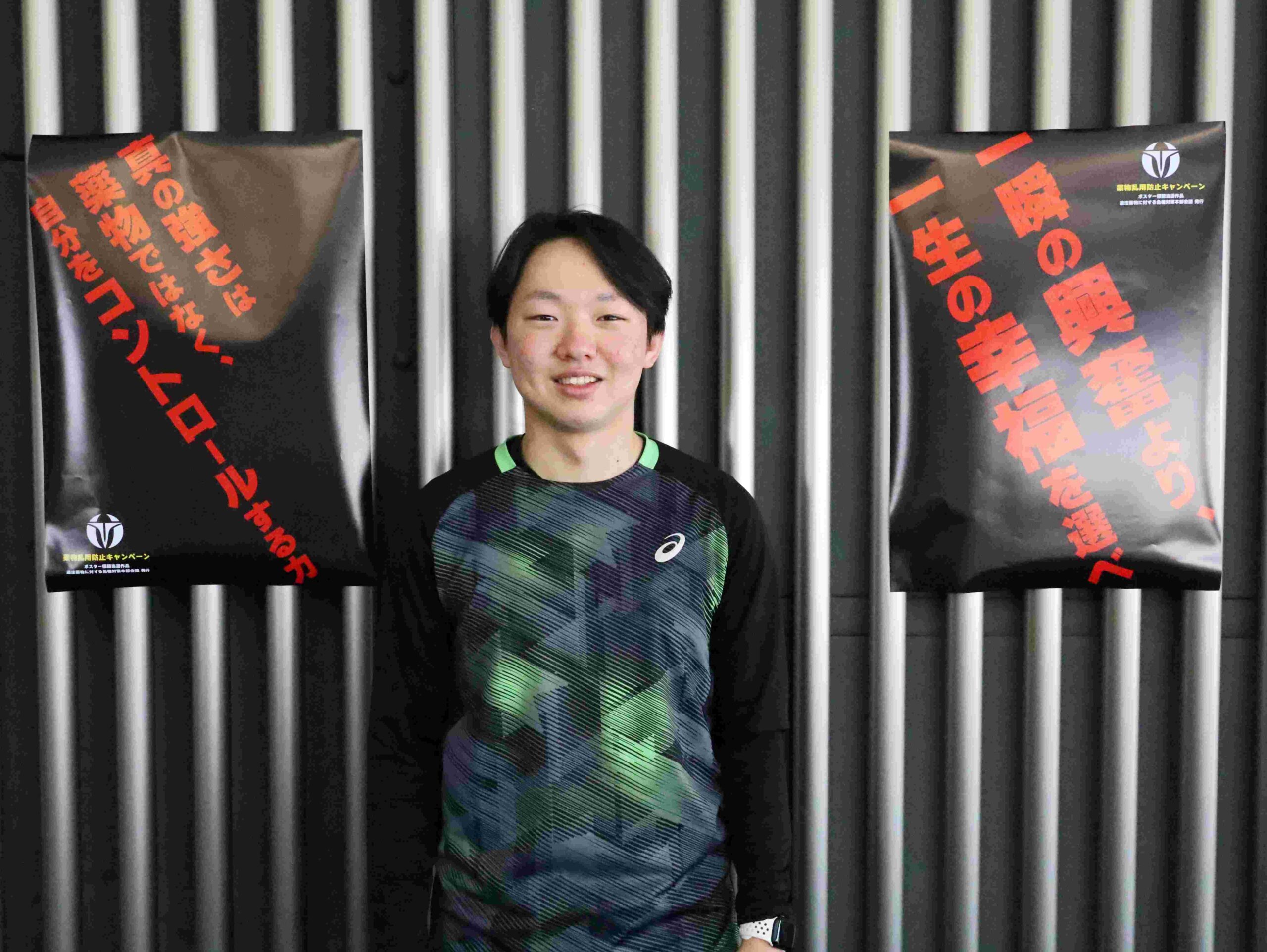 入賞した重松拓真さんと標語入りポスター2枚