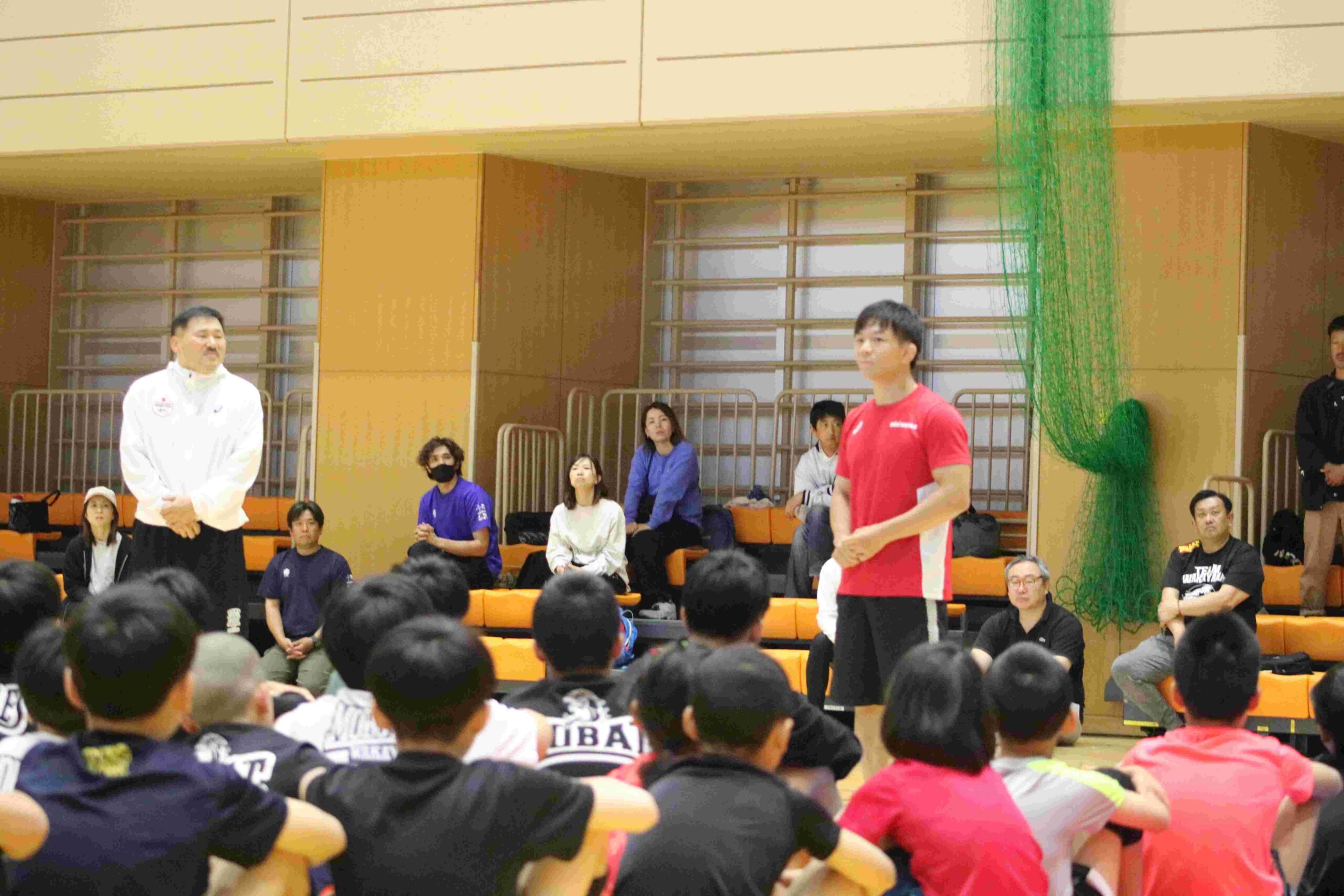 樋口選手と本学レスリング部の姫路文博監督(左)