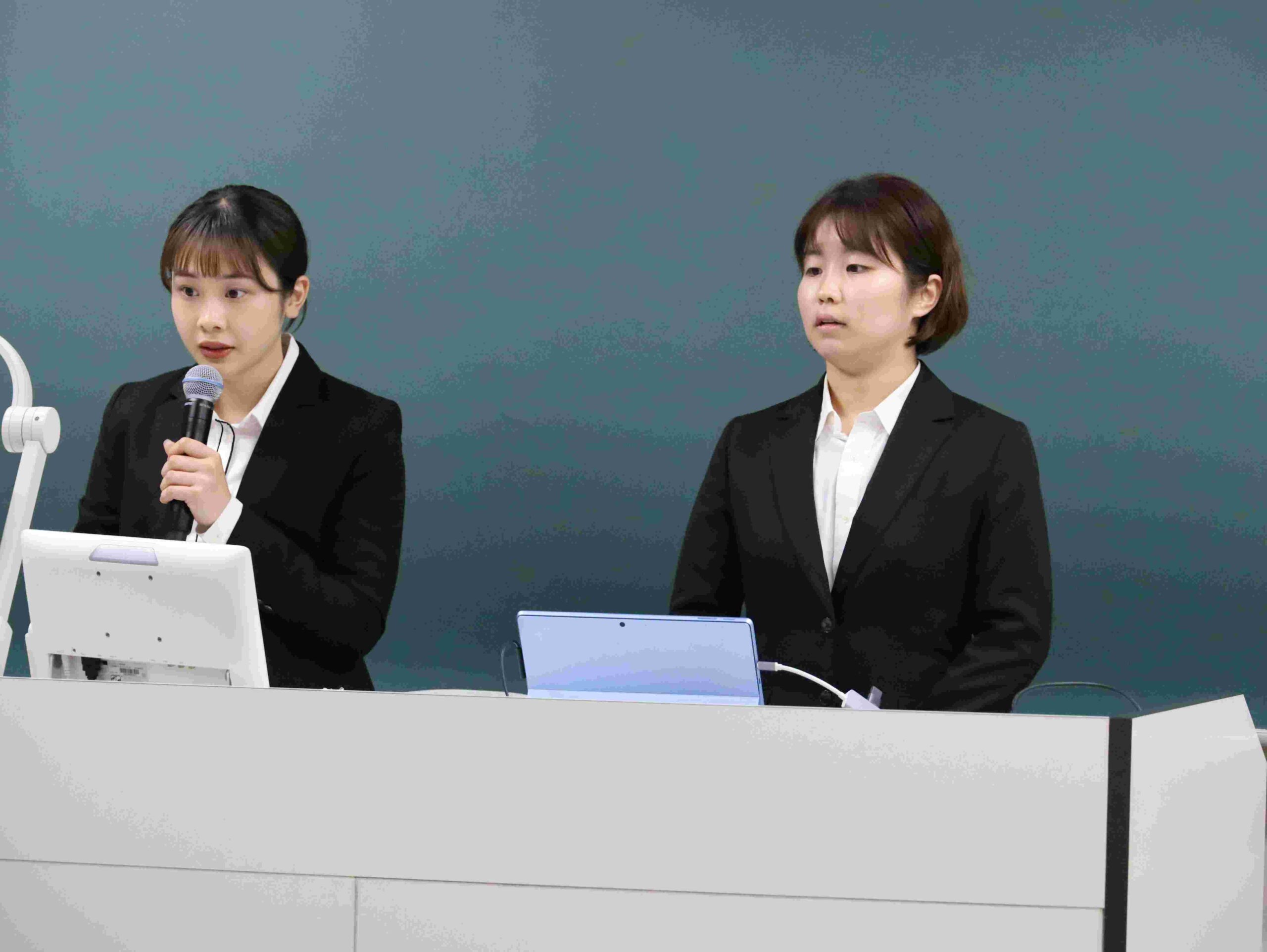 大学院博士前期課程2年の浦野奈央さん(左)、山口栞さん(同)