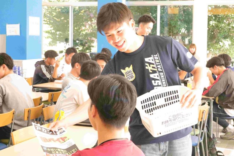 食堂でも「アカン!闇バイト」チラシを配った