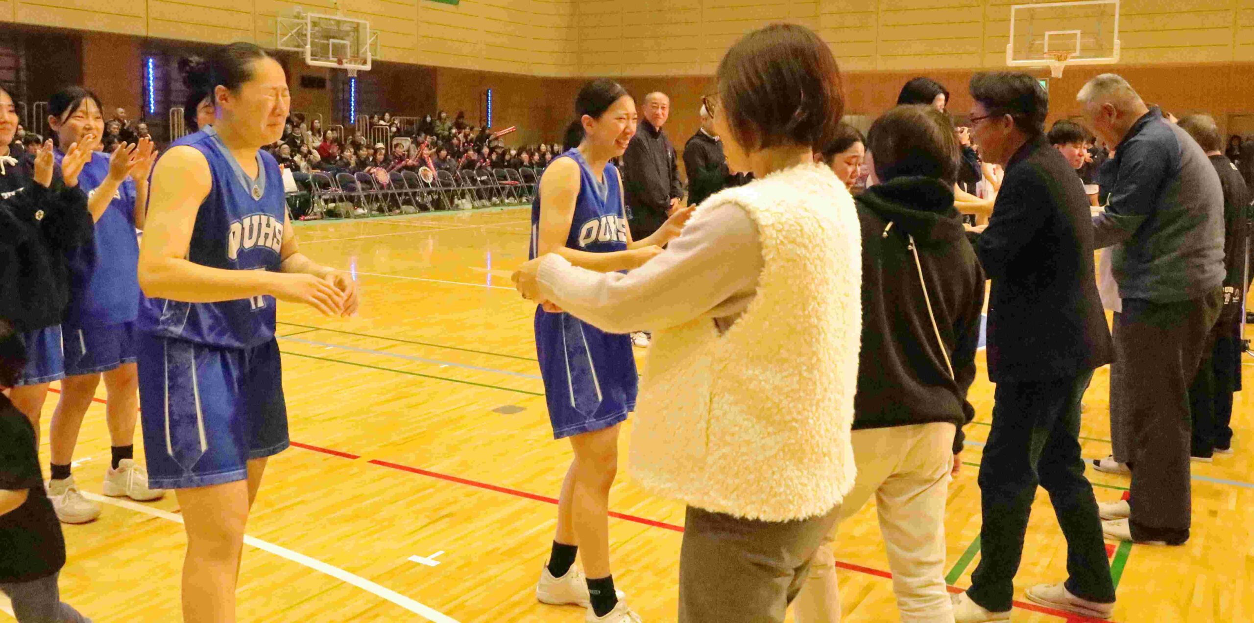 両親らからサプライズで手紙を渡され、感極まる４年生