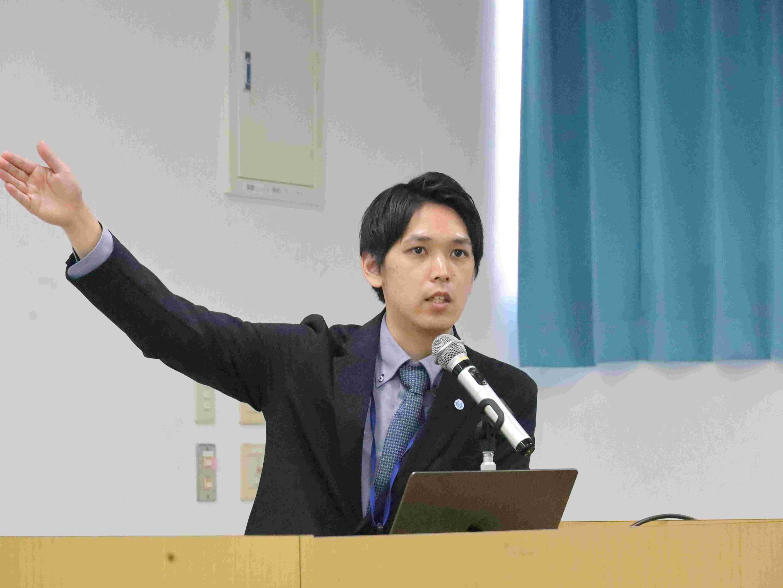 ファシリテーターの沼田薫樹講師。「アナリストはいくら稼ぐ?」と際どい質問も