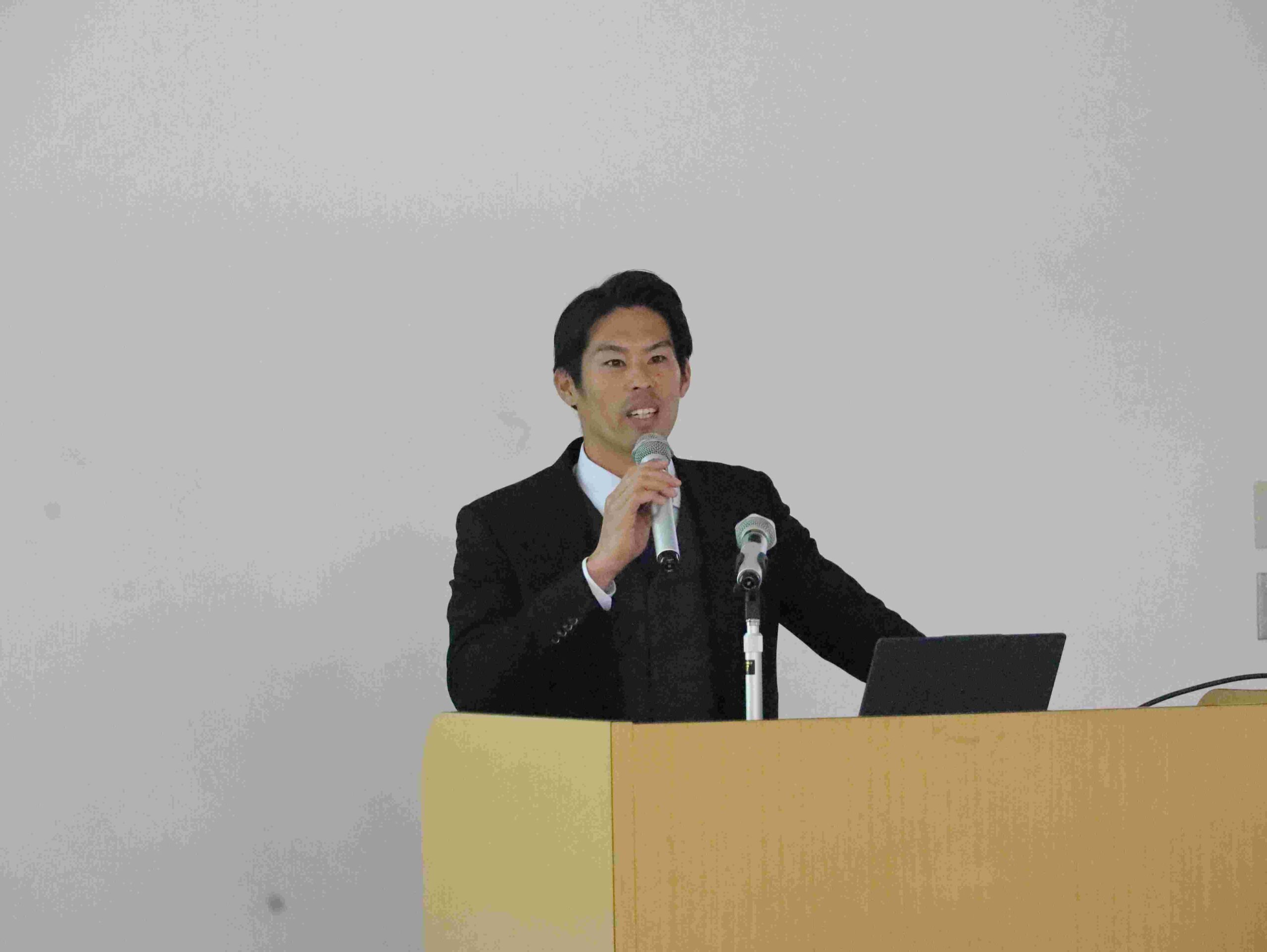 岡村修平助教。「学生が自分で自分のプレーを分析することが重要」