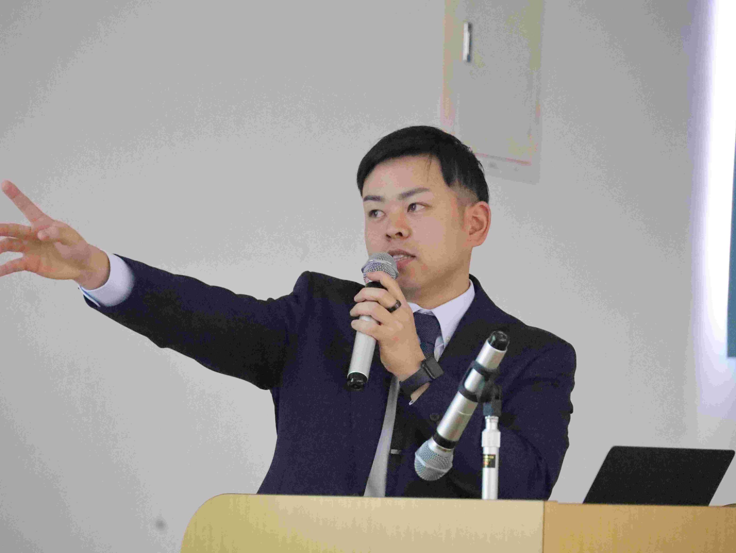 横山知紀さん。「アナリストに必要な資質はコミュニケーション能力」