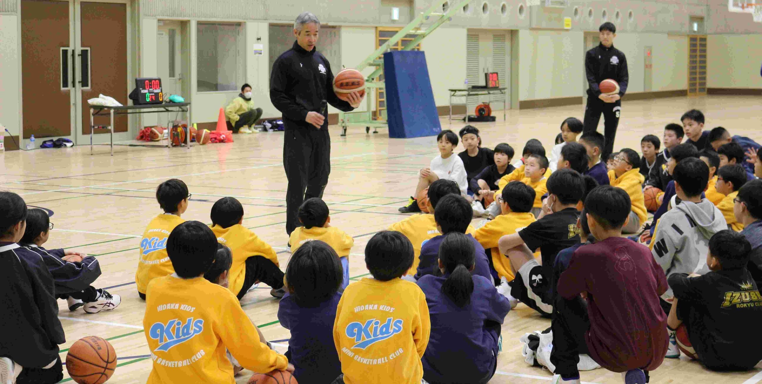 「いっぱいミスして学びましょう」。比嘉靖監督が小学生に語りかけた 【豊岡市提供】