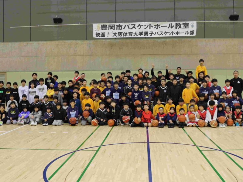 参加した小学生と記念写真 【豊岡市提供】