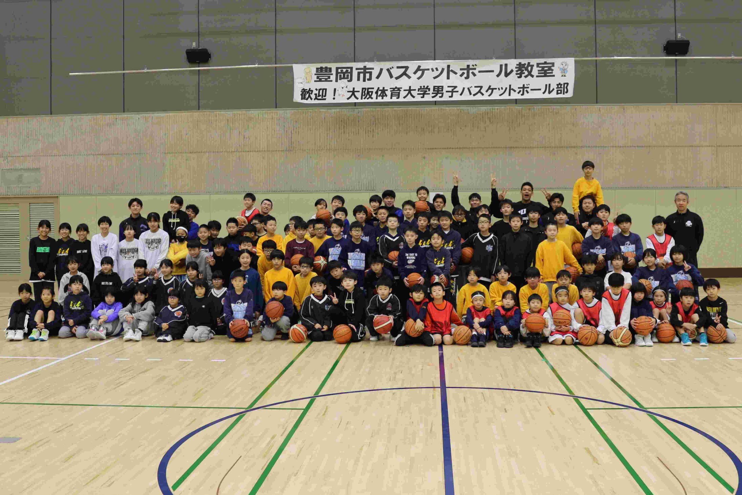 参加した小学生と記念写真 【豊岡市提供】