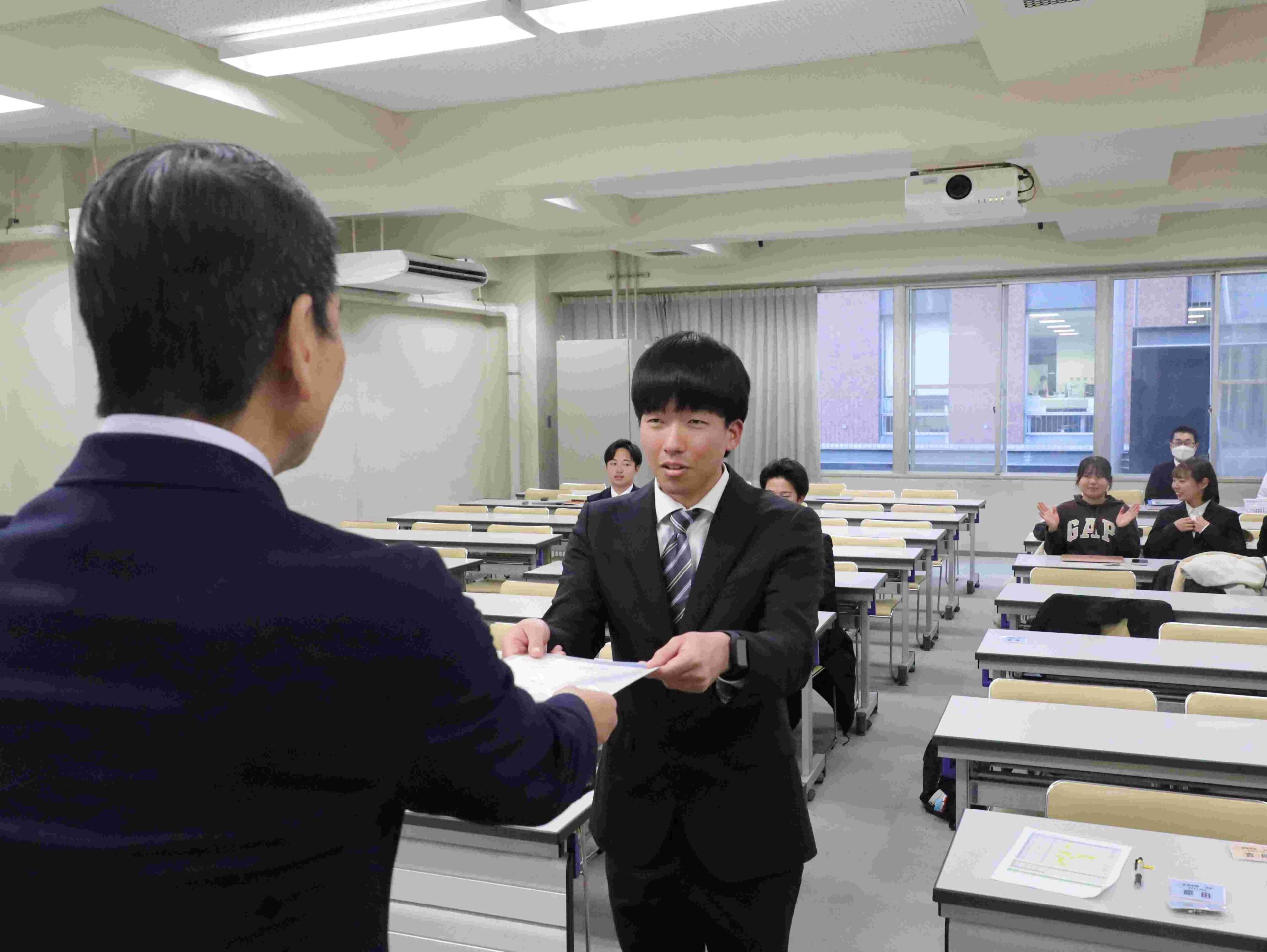 岩本優人さん（和歌山・耐久高校出身）＝熊取町立中学校ソフトテニス部を指導