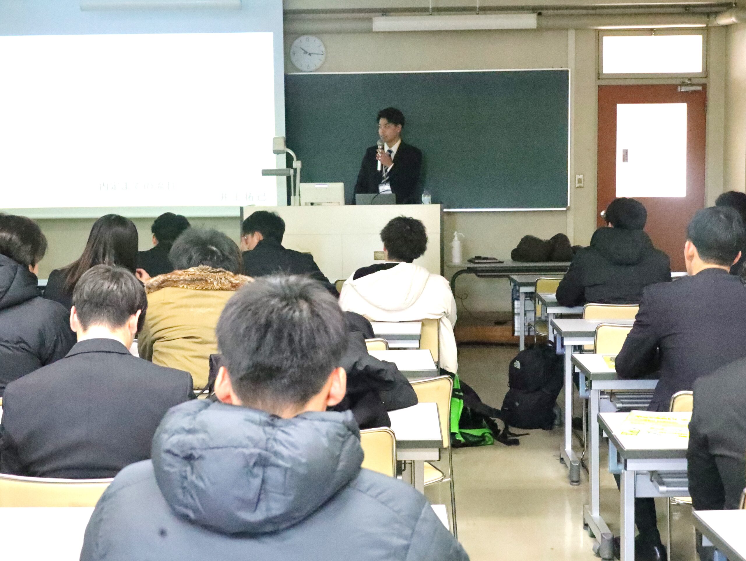 各教室のブースで４年生が内定までの活動を説明した
