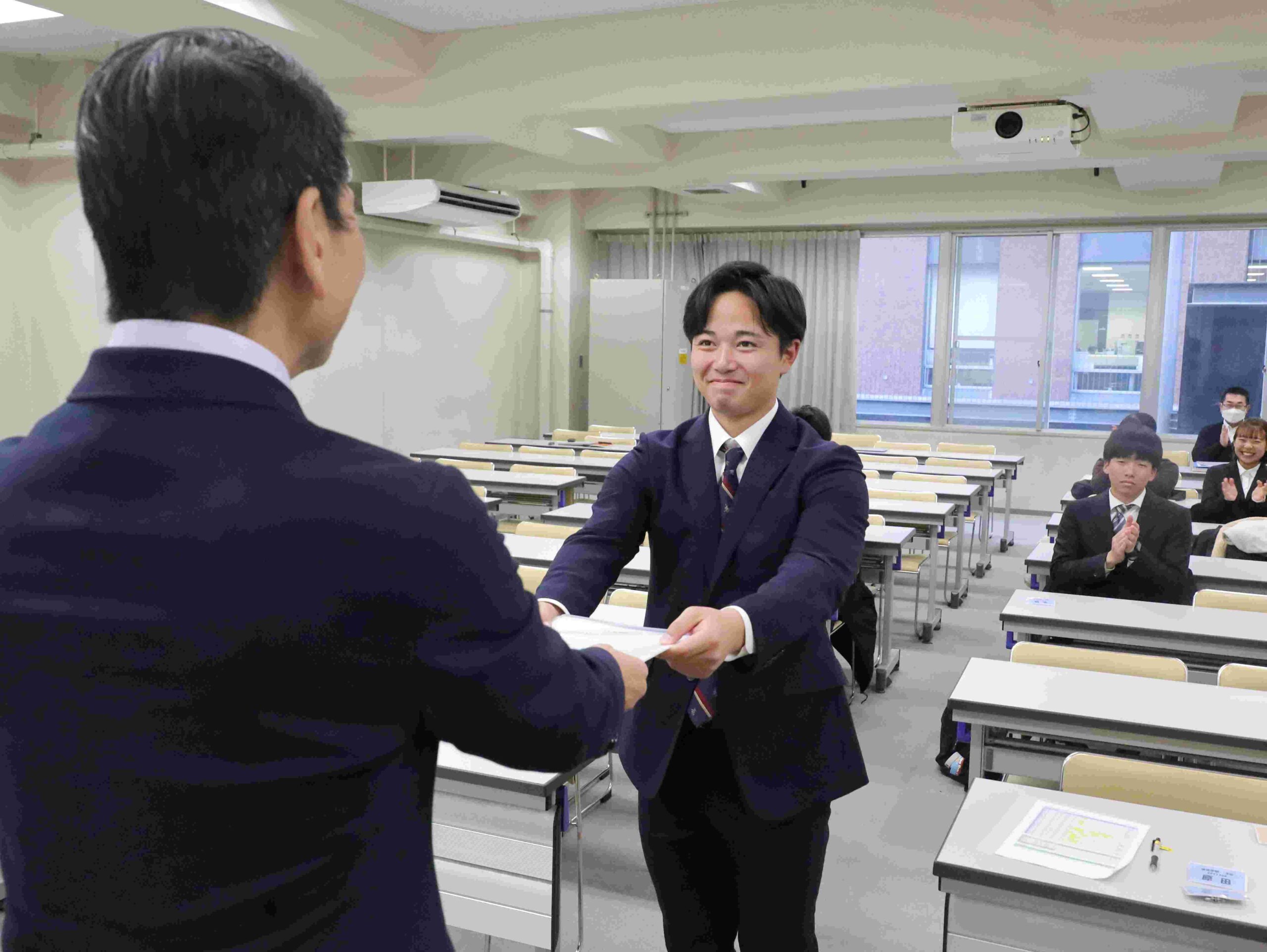 仲泰陽さん（兵庫・県立西宮）＝大阪市立中学校サッカー部、芦屋市立男子バスケットボール部を指導