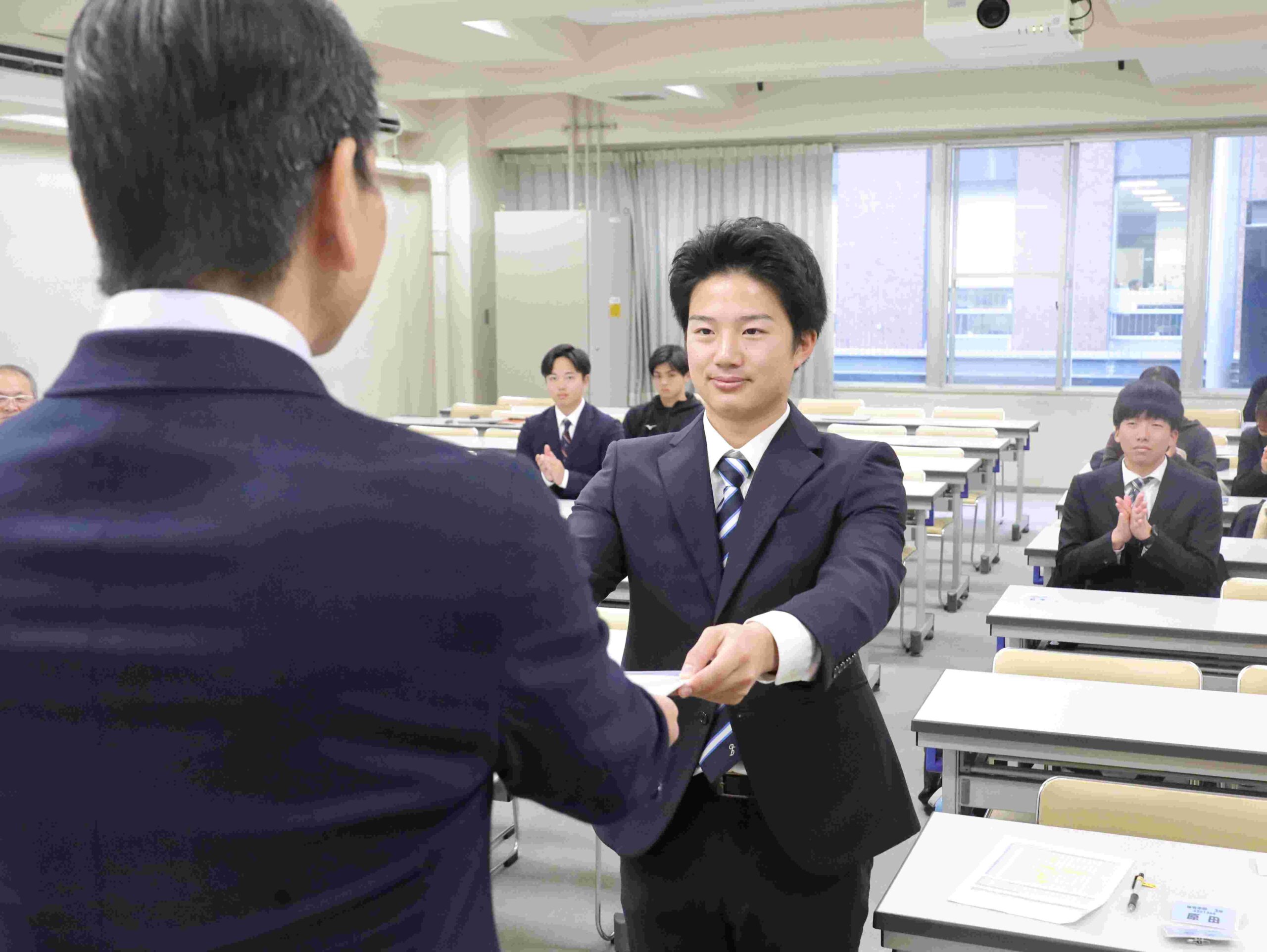 辻野昂太さん（大阪・桜宮）＝貝塚市立中学校女子ソフトボール部を指導
