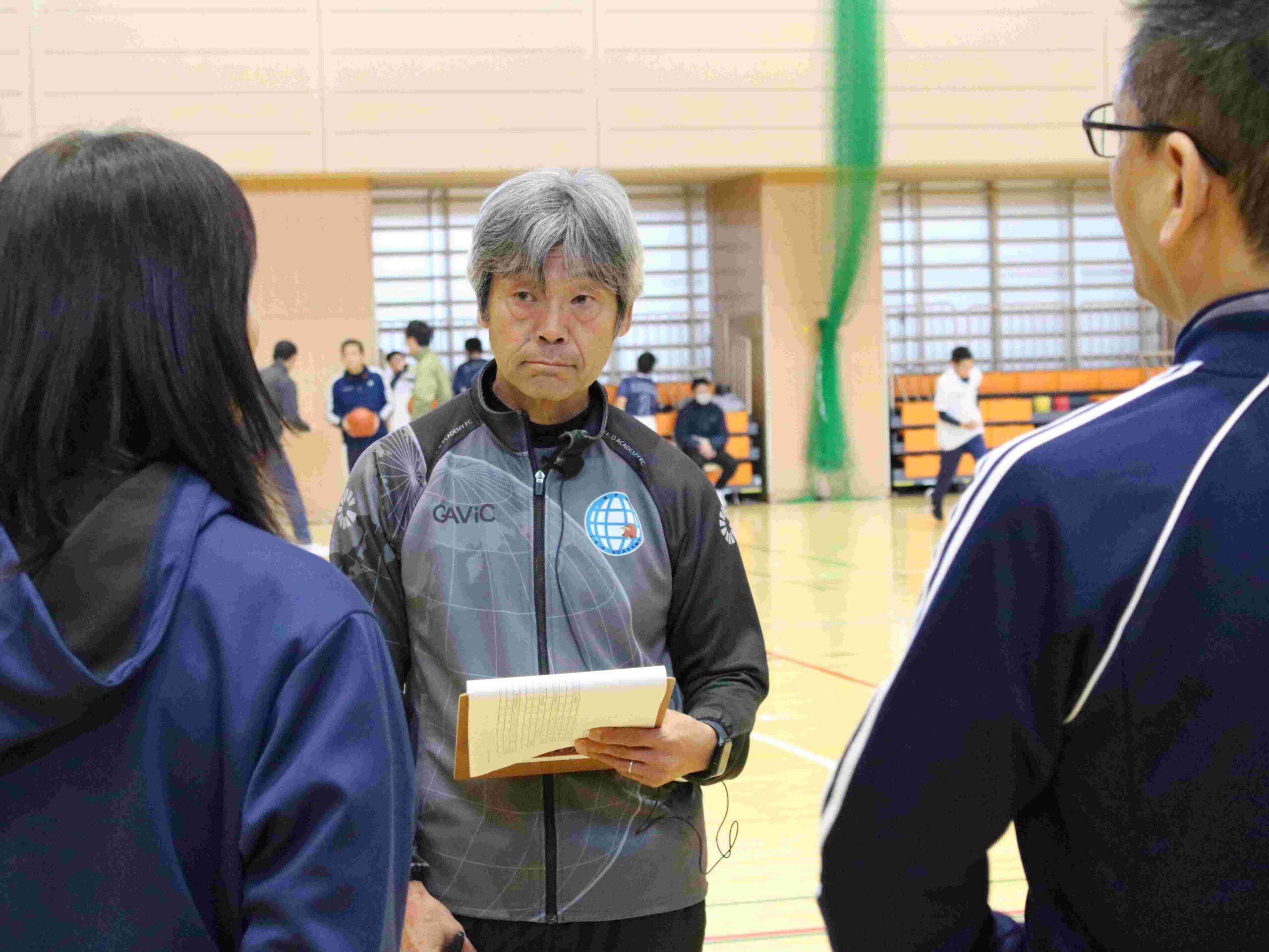 実践Ⅲの池上客員教授。元Ｊリーグ京都サンガ普及育成部長で、長年、子どものサッカー指導にあたった