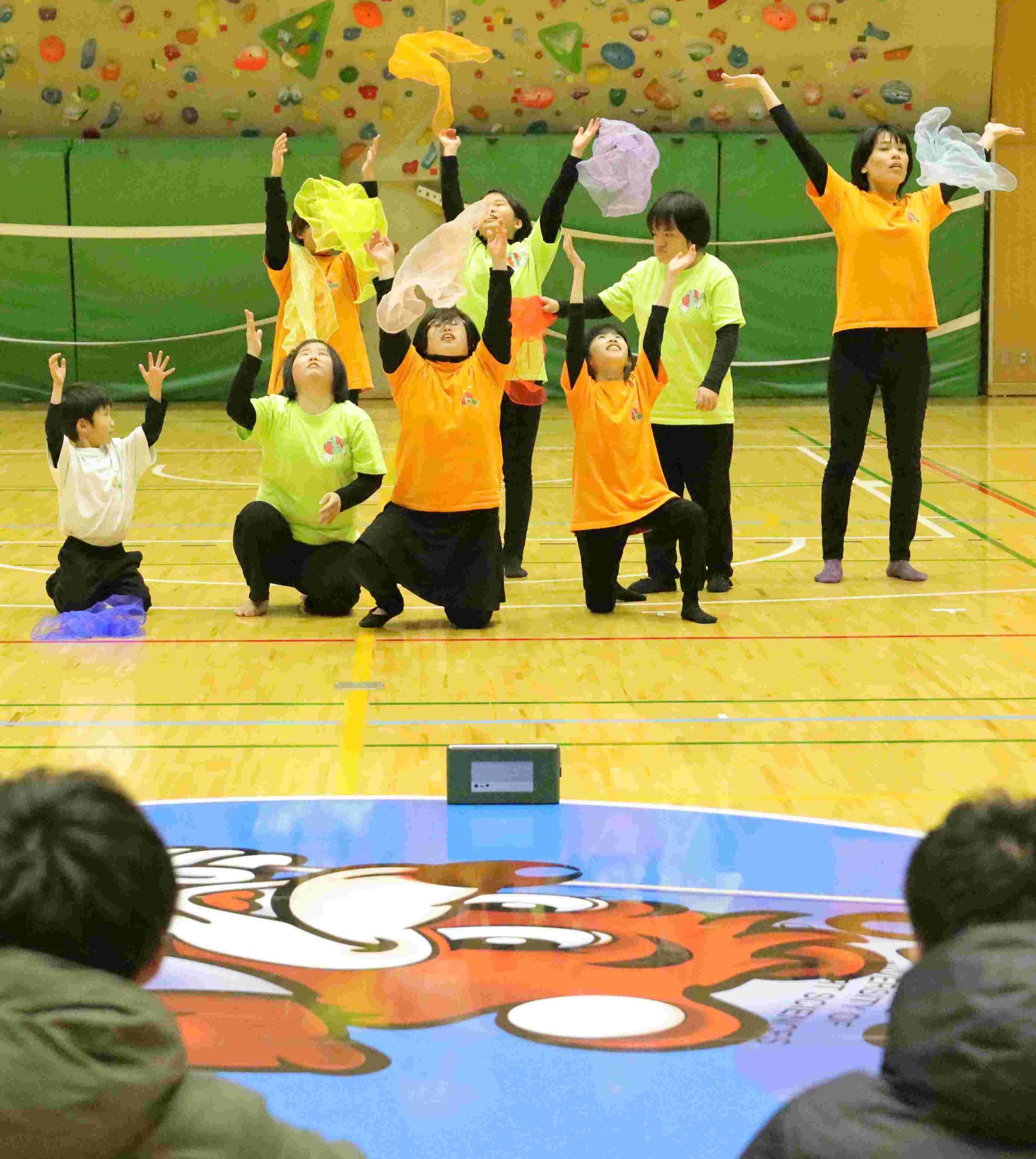 インクルーシブなダンスグループ「Dance Assemble アマカマ・ドゥ」が創作ダンスを披露