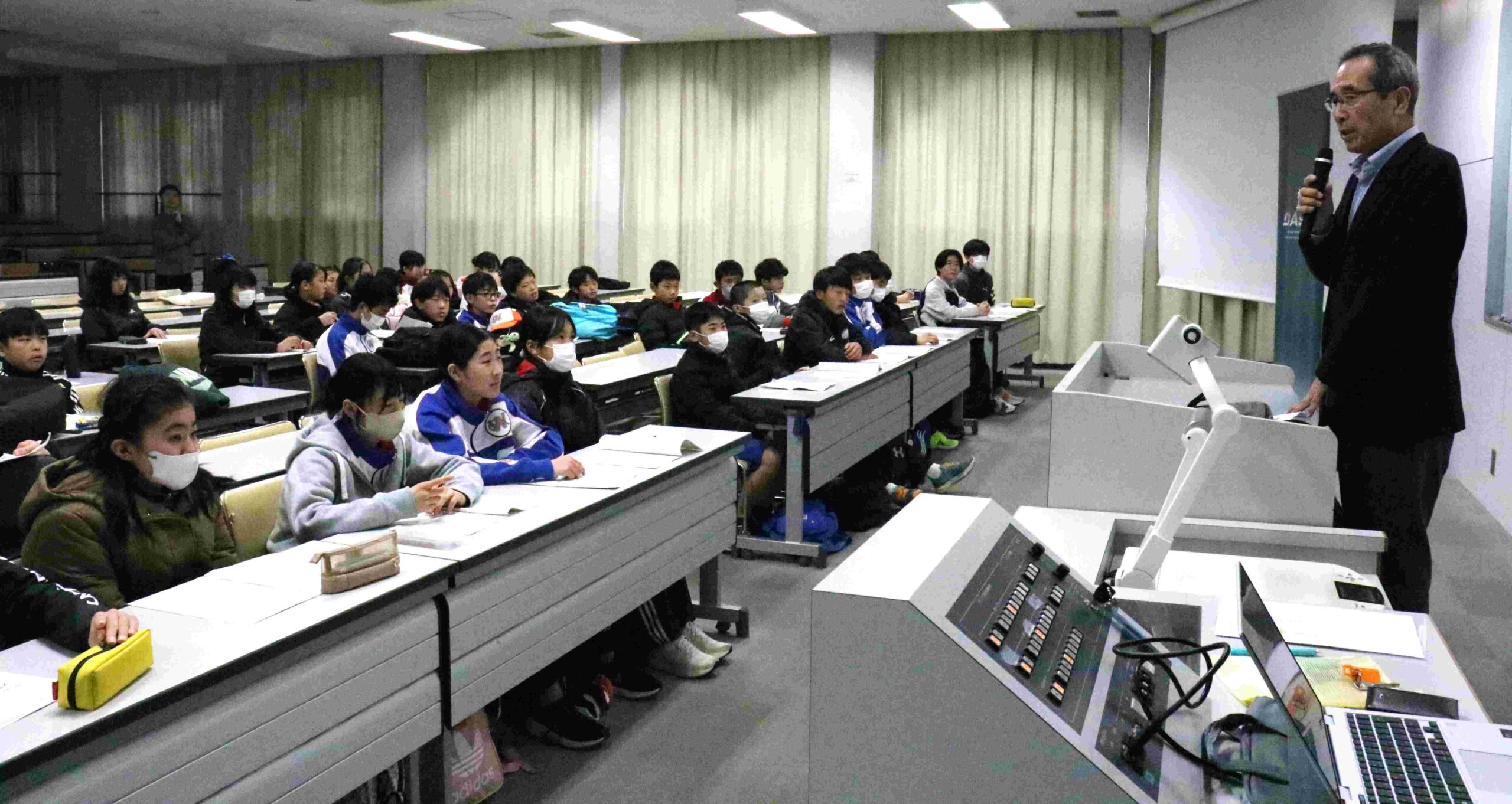 開会式であいさつする梅林薫スポーツ局長