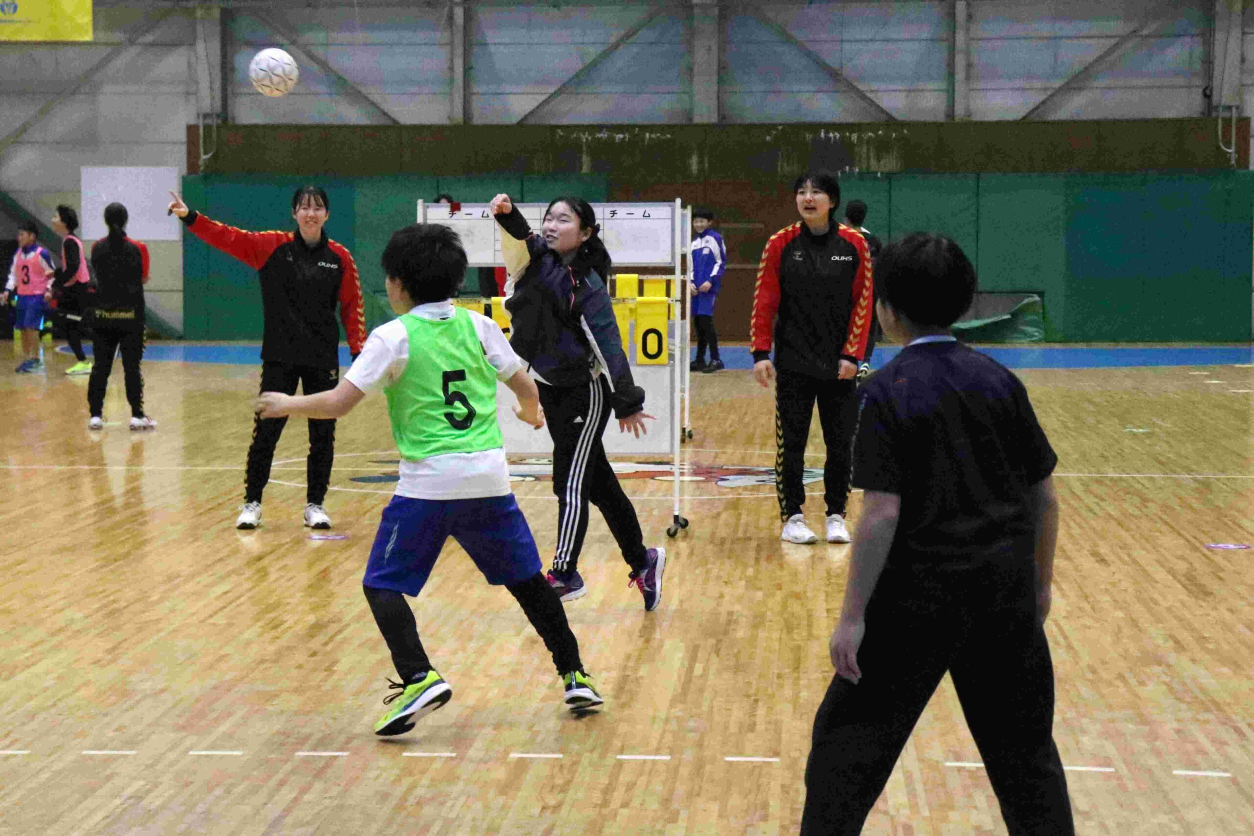 インカレ11連覇のハンドボール部女子部員の指導でミニゲームに取り組む子どもたち