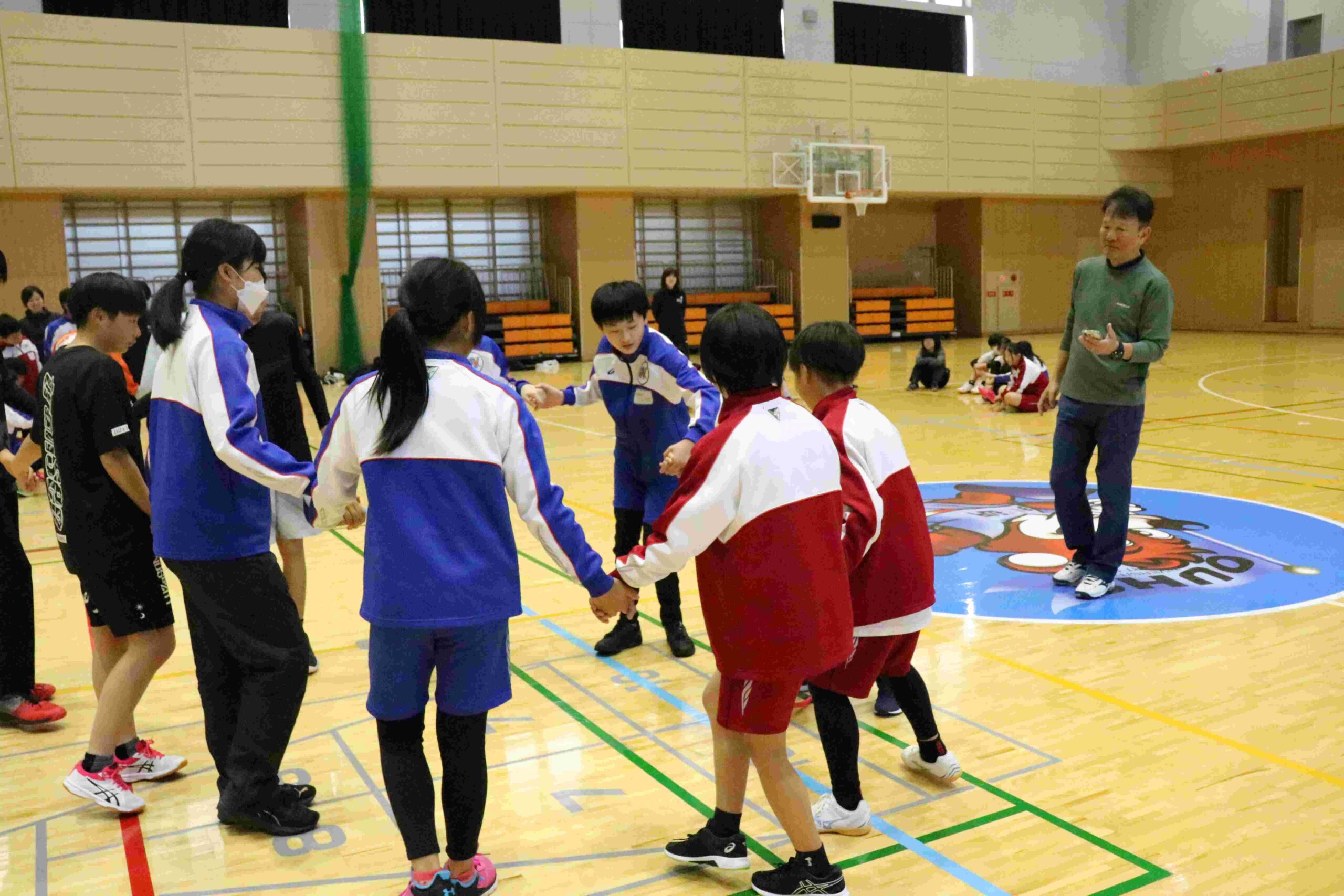 冨山浩三教授の指導でチームビルディングに取り組む子どもたち