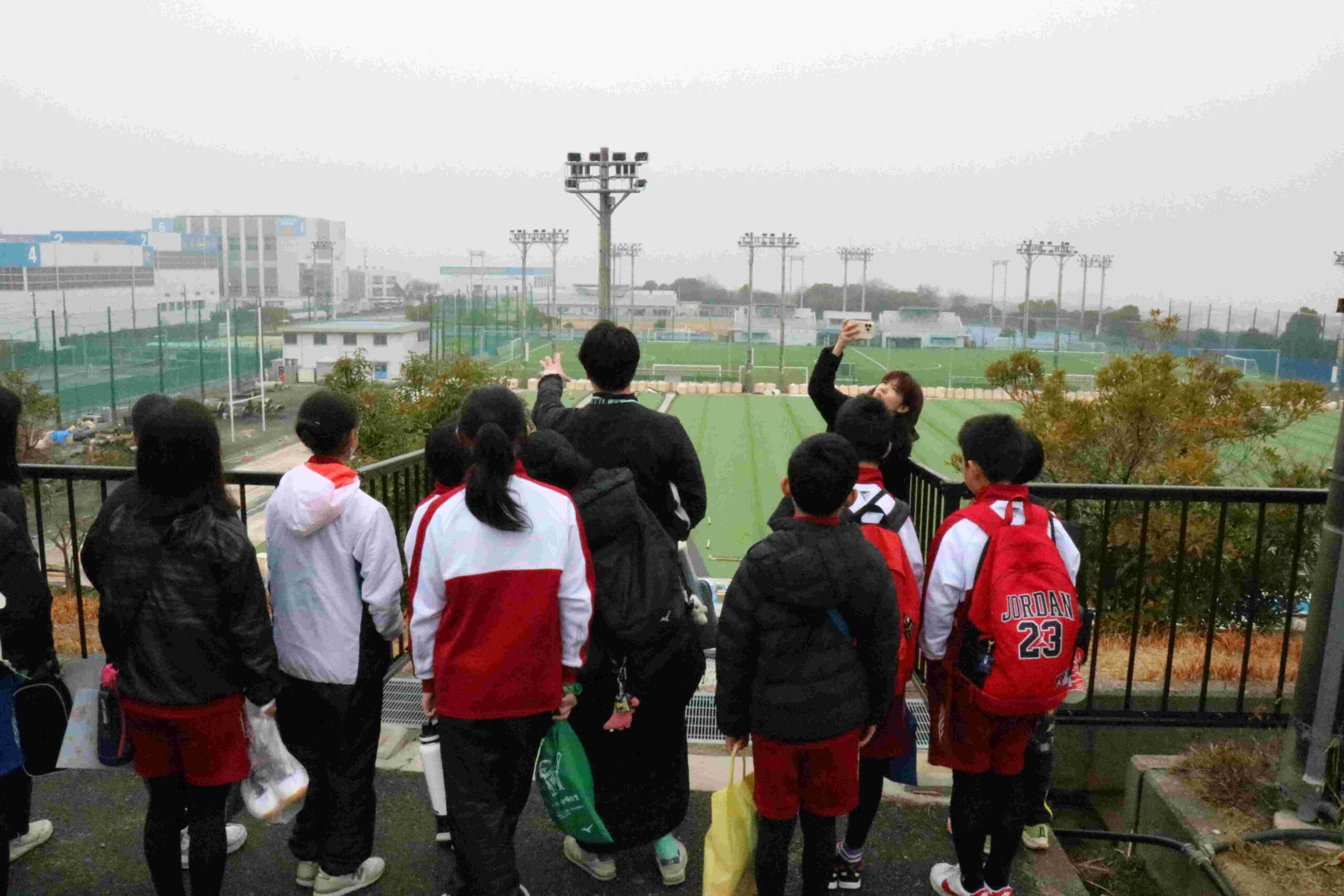 キャンパスの高台から大体大のスポーツ施設をながめる