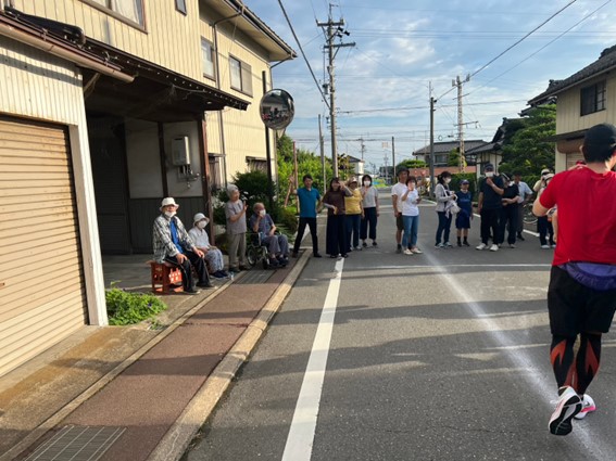 道路脇でランナーを応援する人々