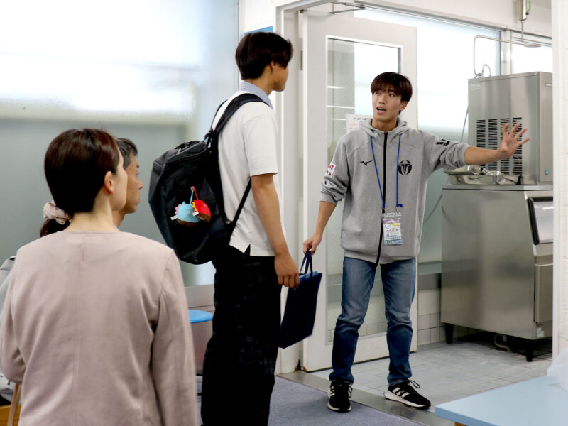 学生チーム「Bowcan’s!」（ボーキャンズ）の大久保樹さん（教育2年・琴丘）がキャンパスを案内