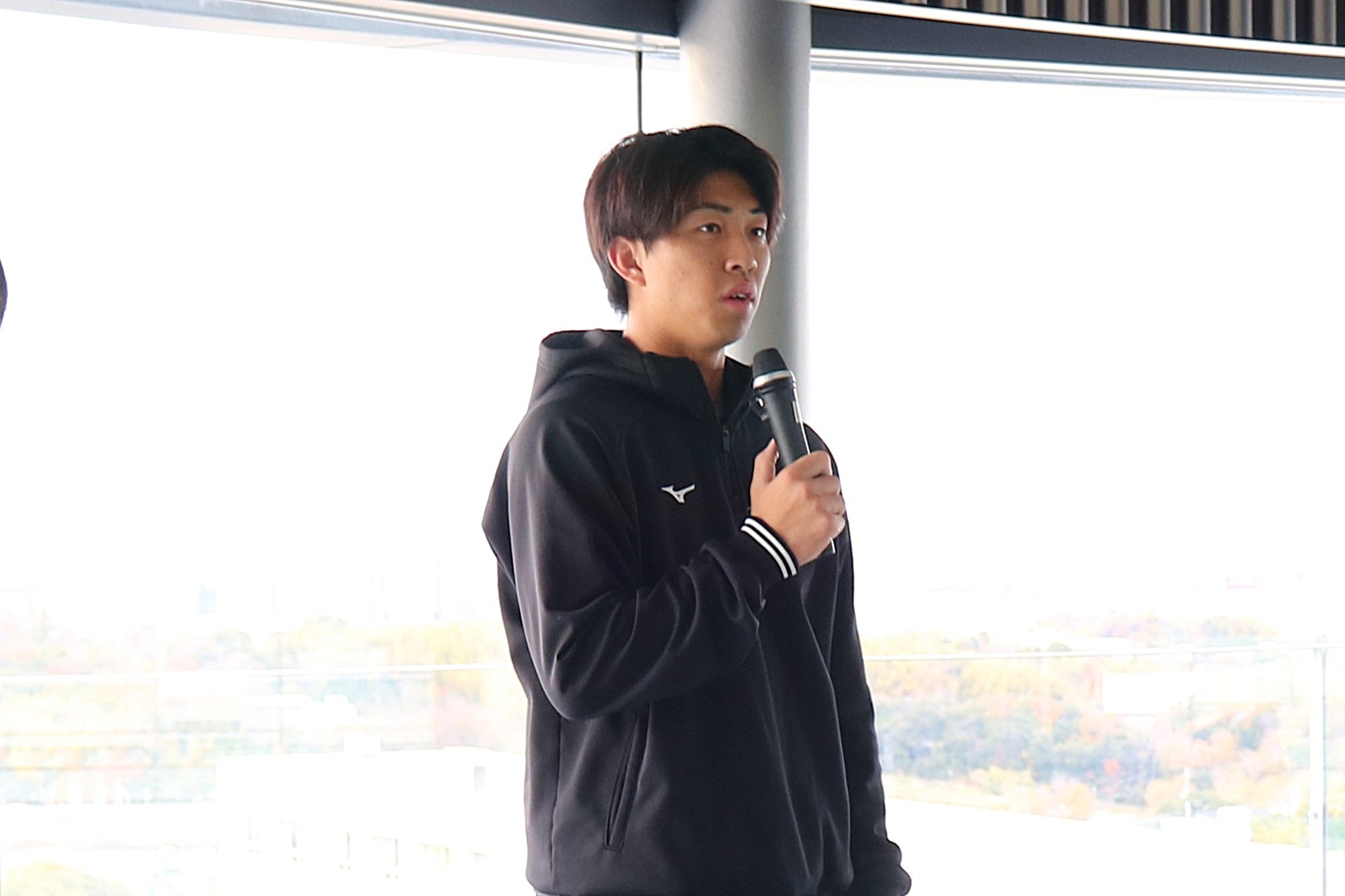 大学生活の様子を後輩たちに伝える前瑛満さん(てるま・スポーツ科学部2年・初芝橋本高校)