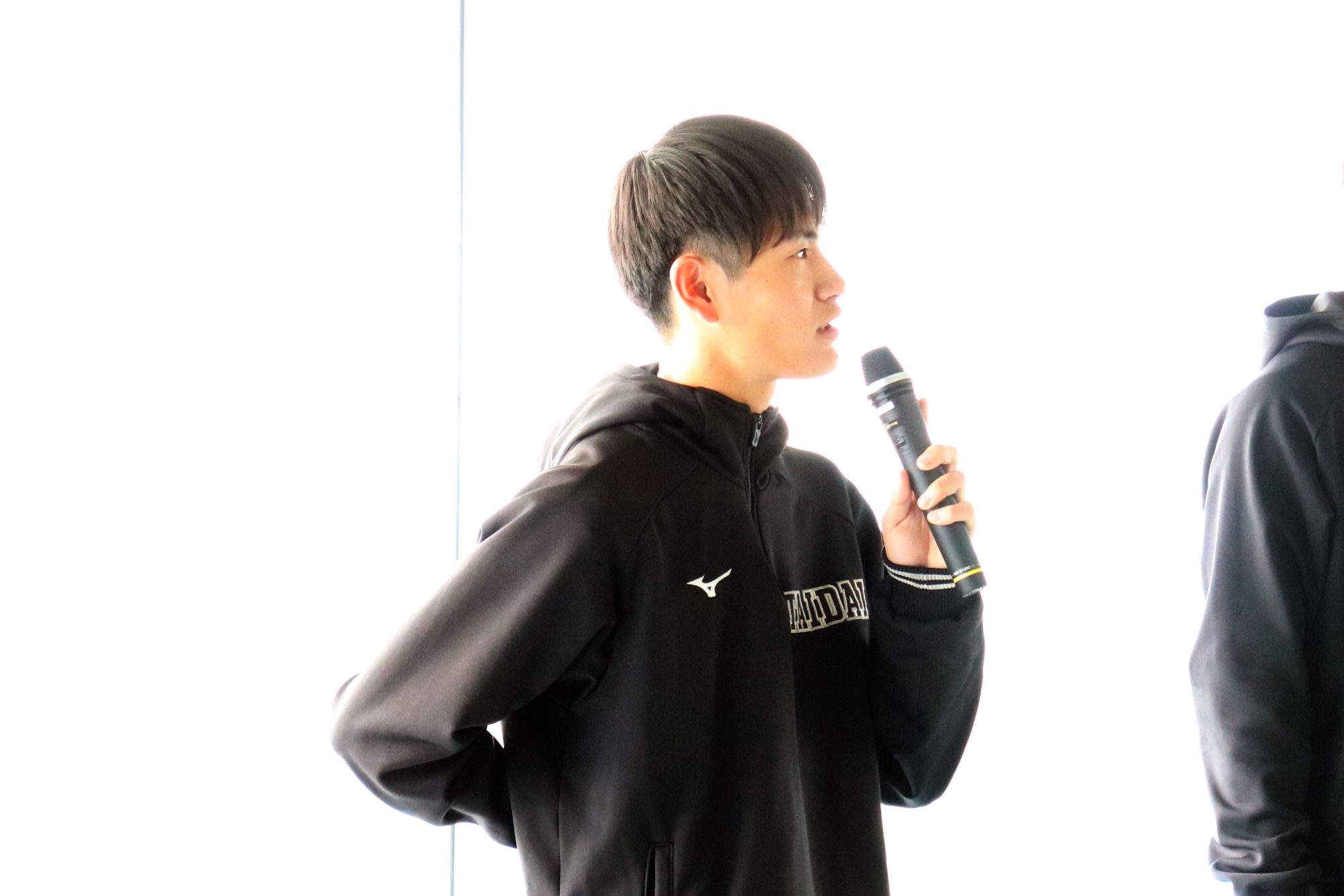 アナライザーになったきっかけを後輩たちに話す中井楓人さん(スポーツ科学部2年・初芝橋本高校)