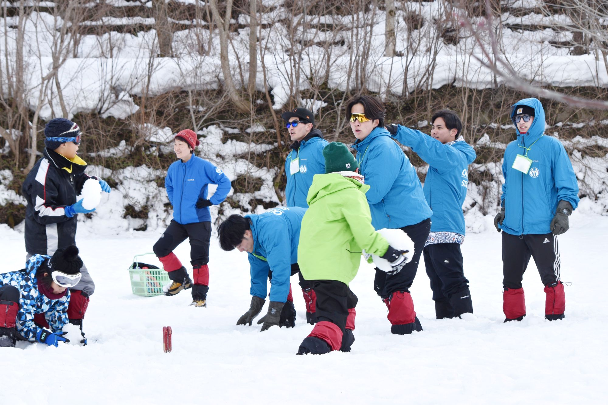 雪遊びの様子を見守る学生達