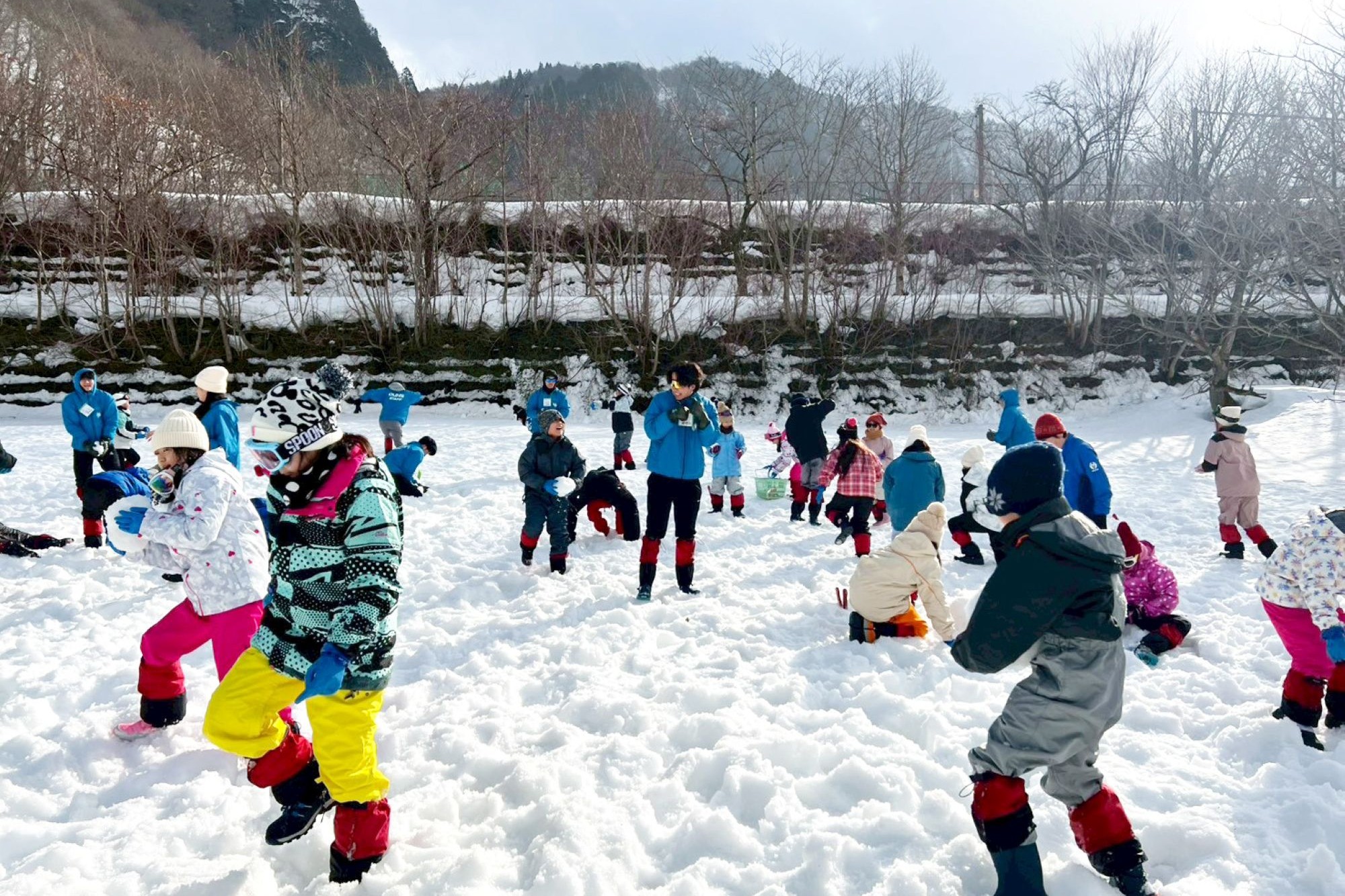 初めての雪に喜ぶ子ども達