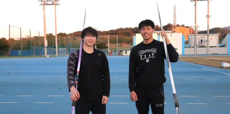 陸上競技部やり投げチームの廣田風吾さん(左、体育学部4年、北海道・帯広農業高校)と奥田倖成さん(体育学部4年、大阪・佐野高校)